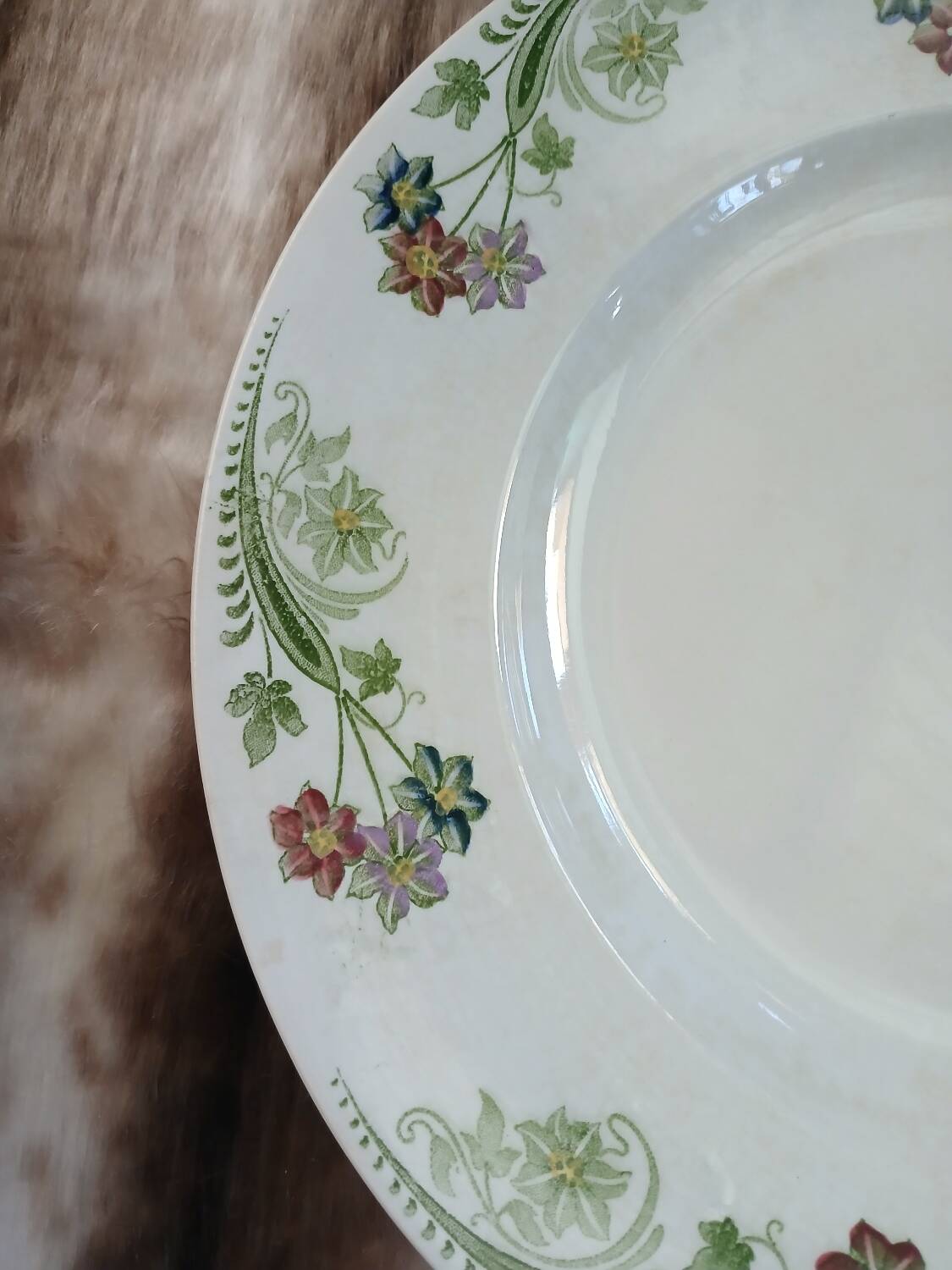23 assiettes + plat anciens U&C Sarreguemines