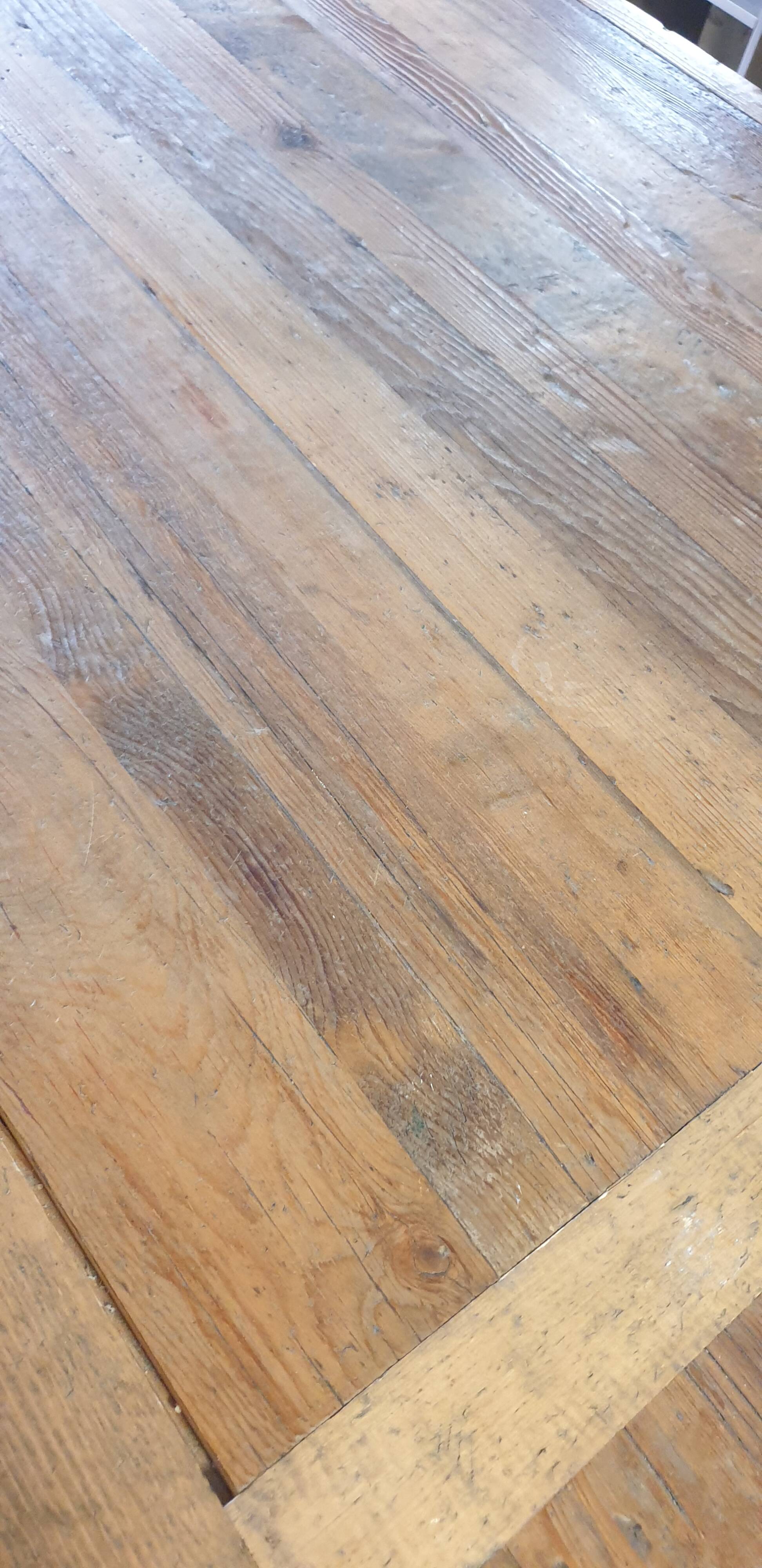 V-lab table in solid wood