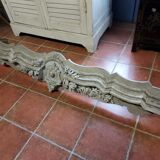 Fronton en bois sculpté