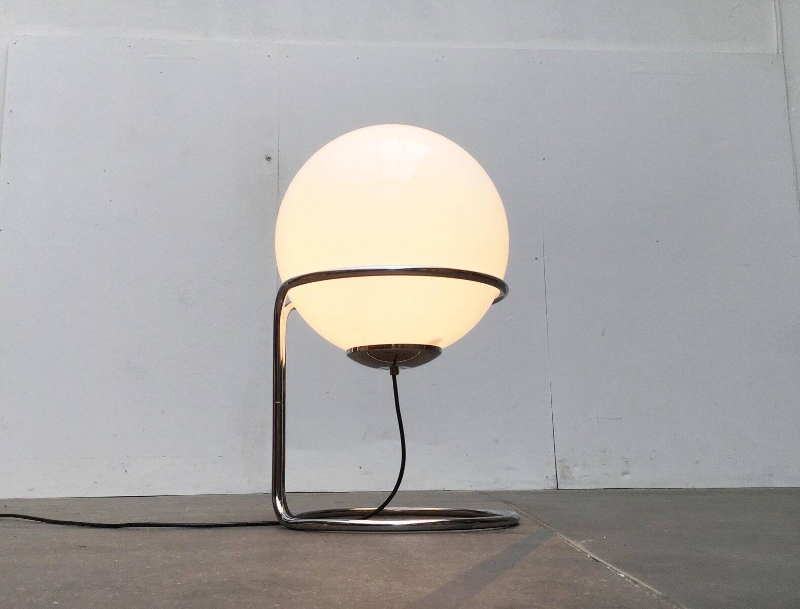 Vintage globe floor lamp in glass and chrome from the space age.
