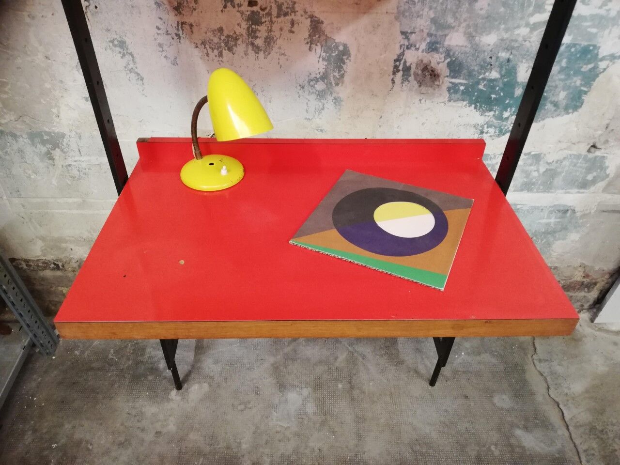 Office module with 50s shelves