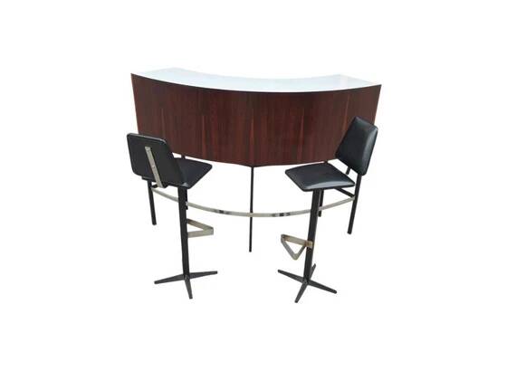 Bar en palissandre du milieu du XXe siècle avec tabourets de bar