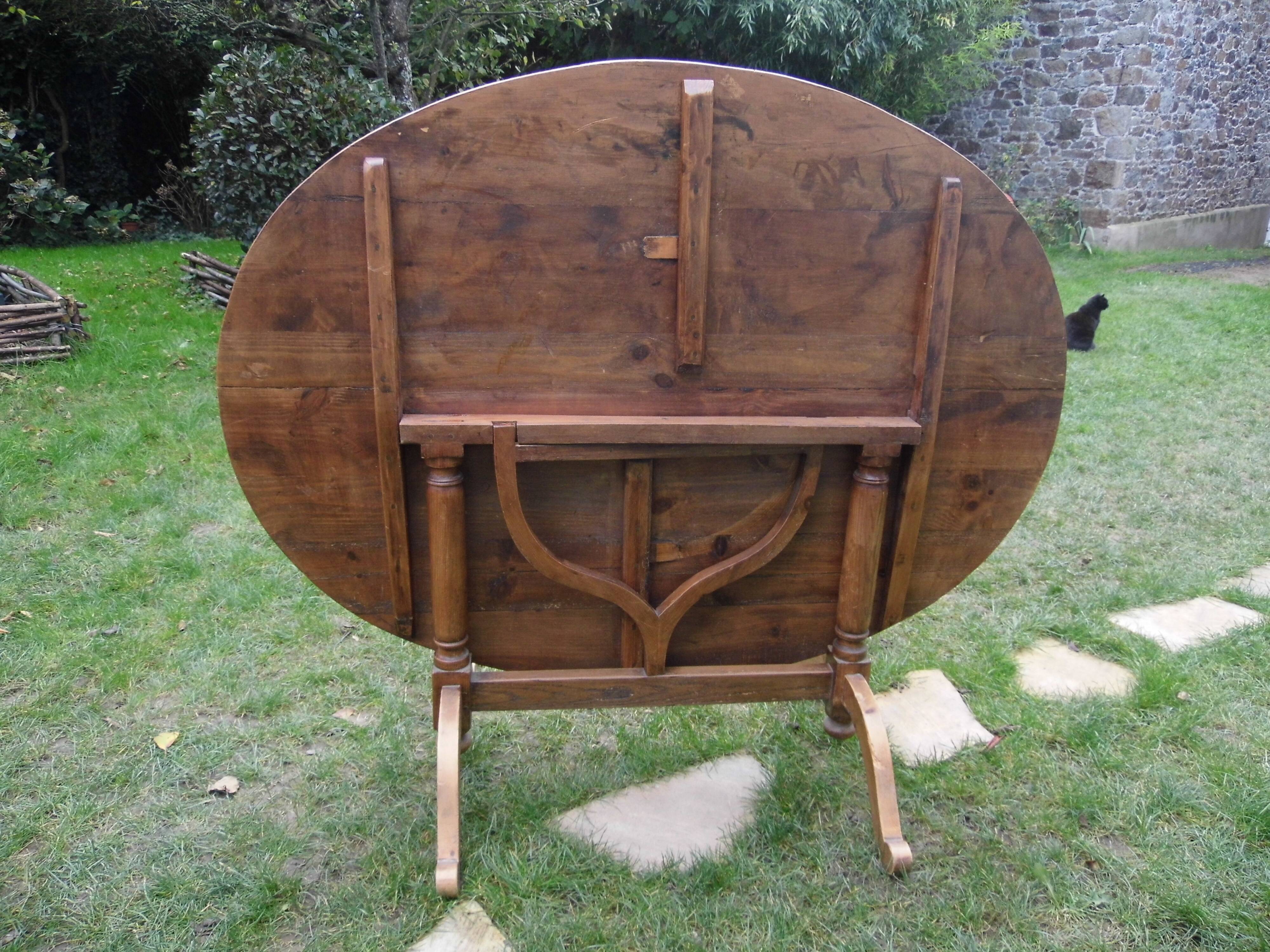 Vigneron table oval table swivel tray