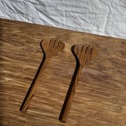 Couvert à salade ou grande cuillère en teck ovale fendue. L18 D8,5