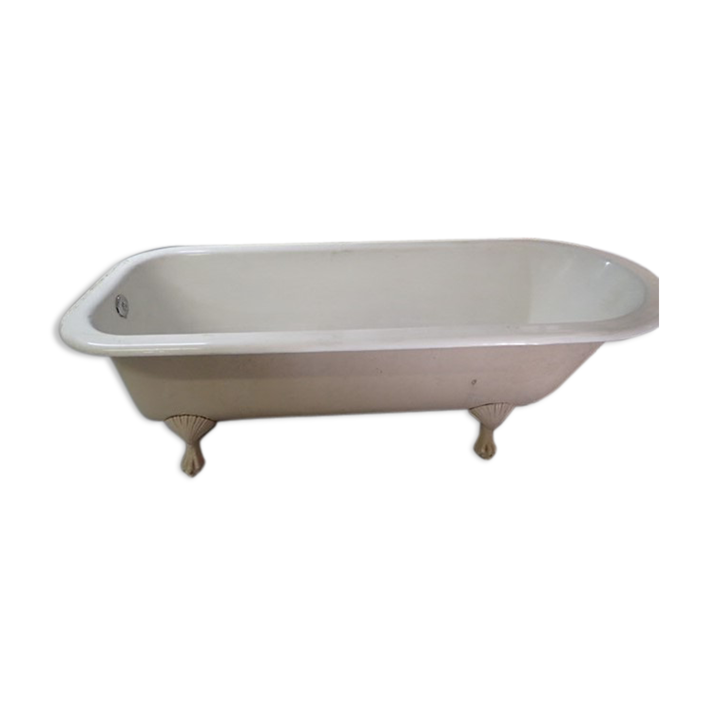 Cast iron island bathtub, on eagle-begged feet
