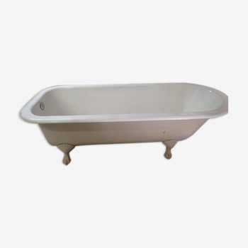 Cast iron island bathtub, on eagle-begged feet