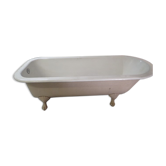 Cast iron island bathtub, on eagle-begged feet