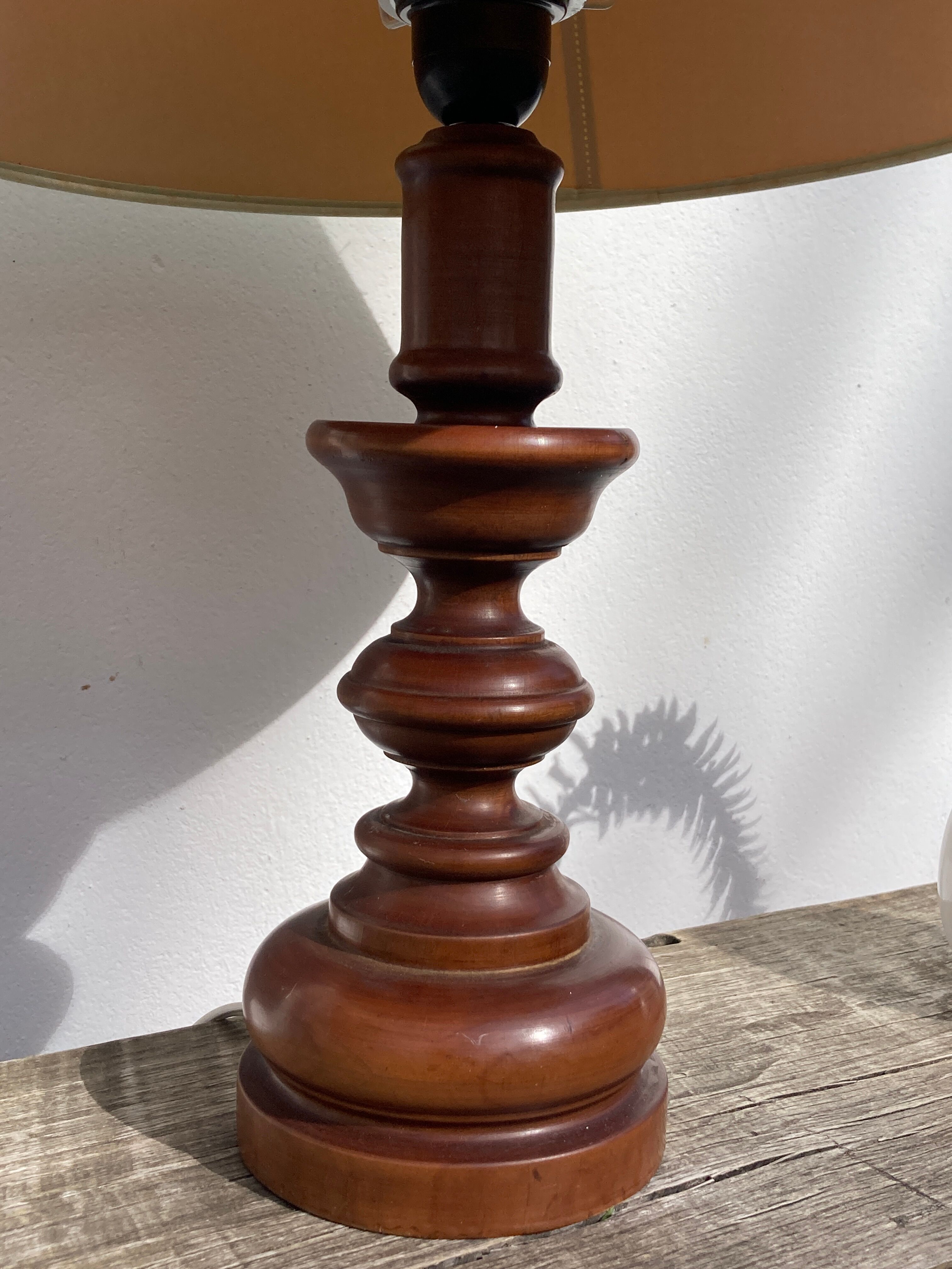 Lampe à poser pied bois tourné abat jour dôme à col, 1960