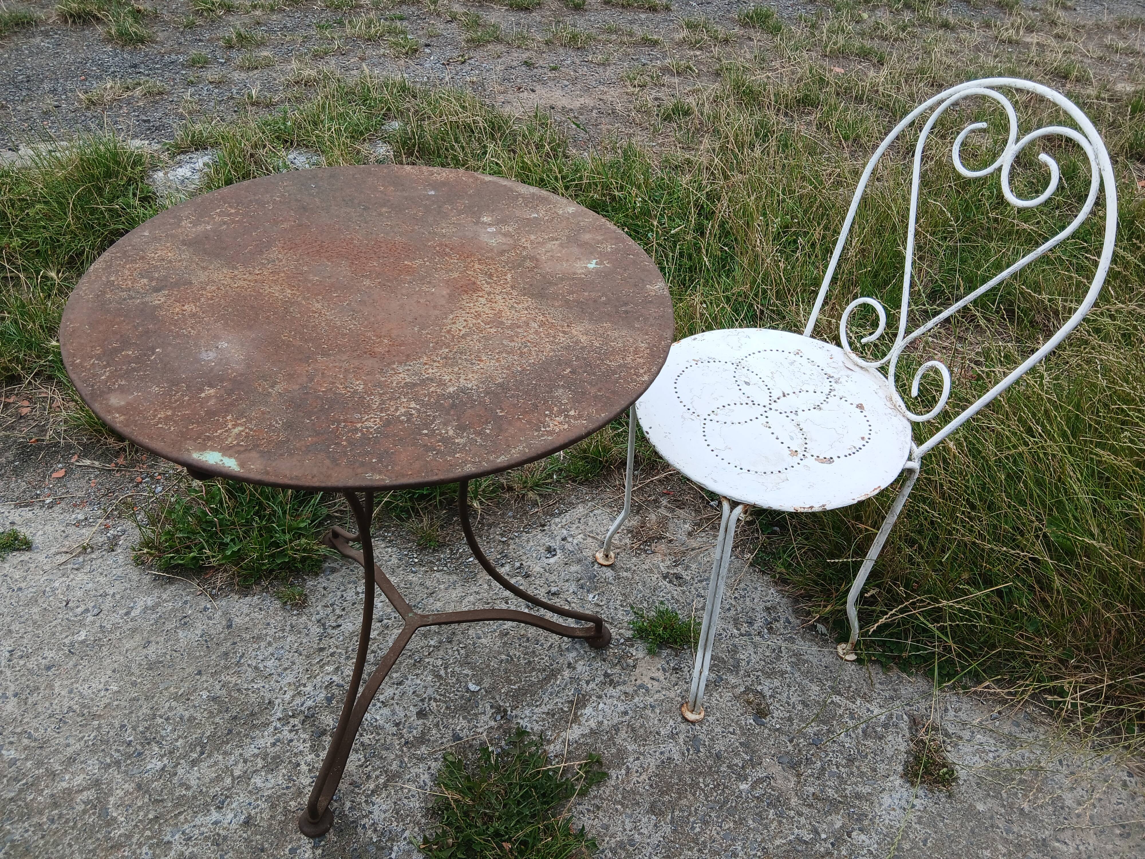 Table et chaise anciennes