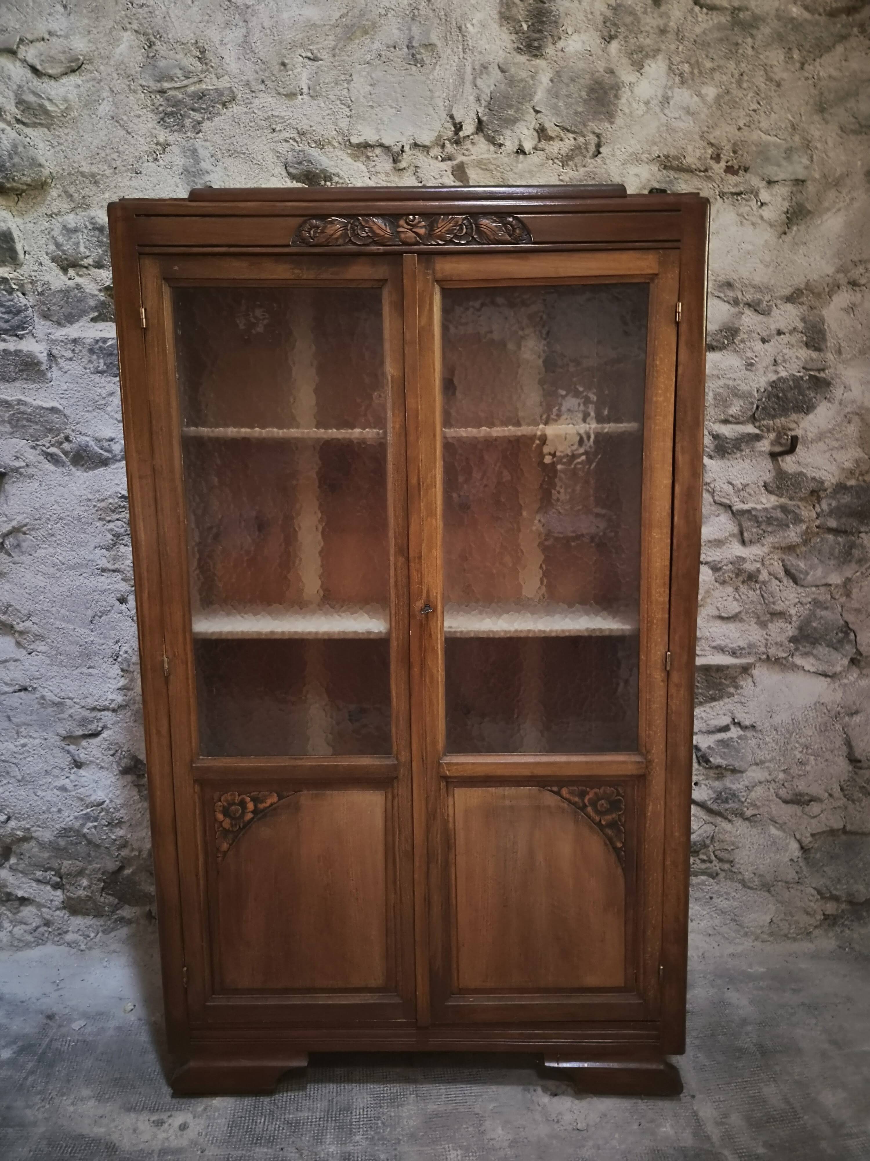 Vitrine française vintage en hêtre, bibliothèque à porte vitrée, meuble Art déco, vers 1930–1950