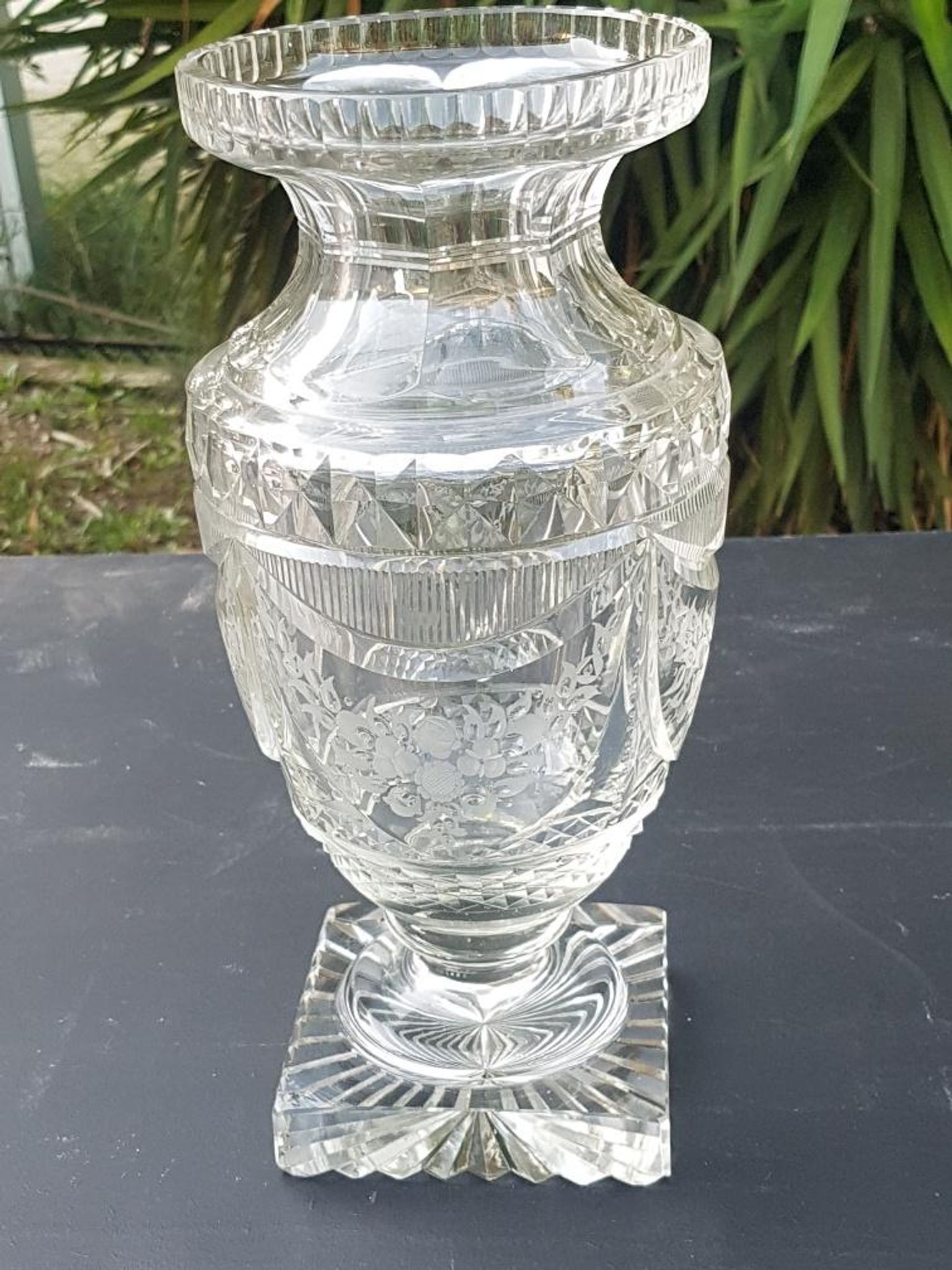 Vase cristal taillé forme Médicis