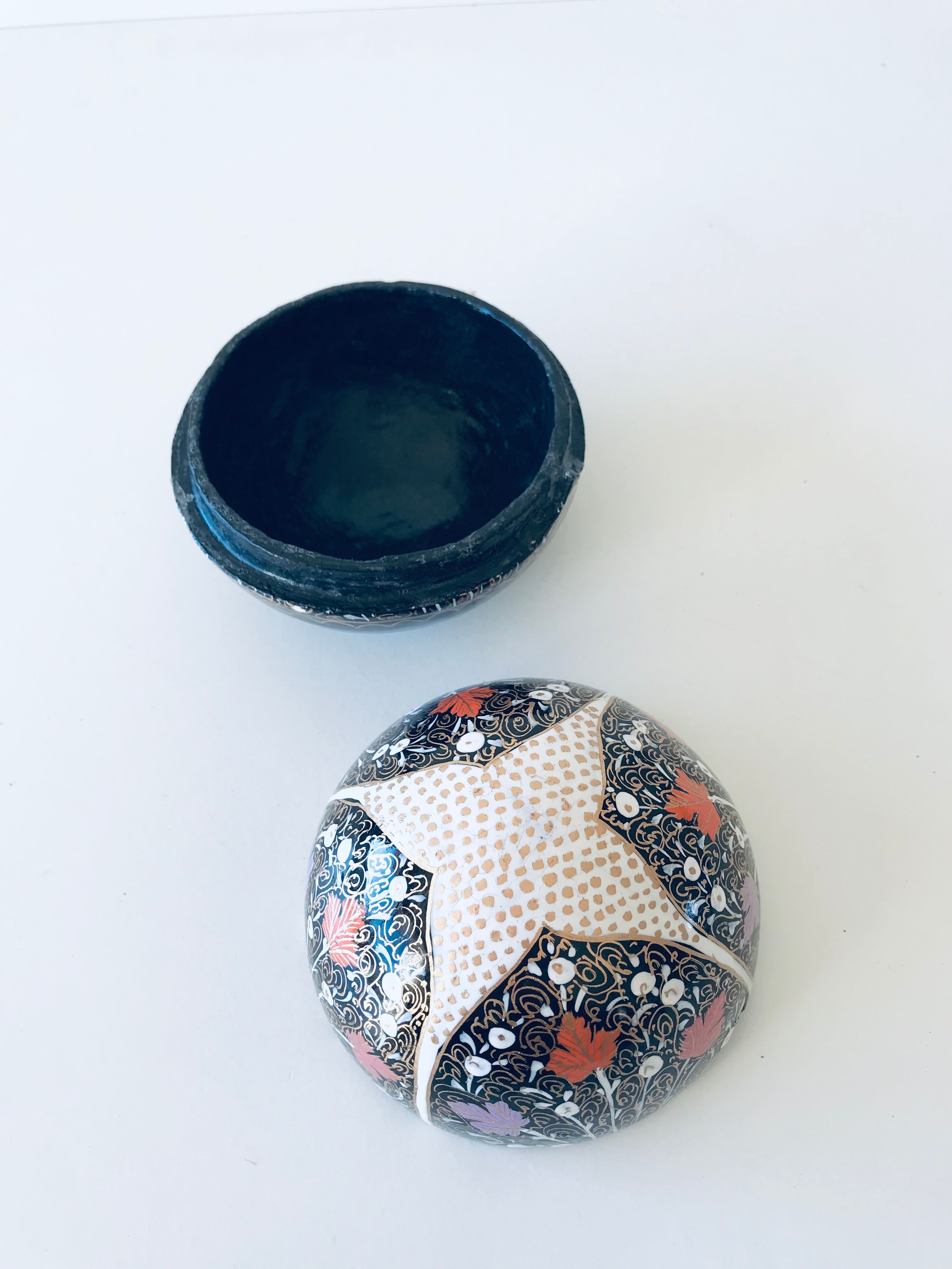 Decorative round box