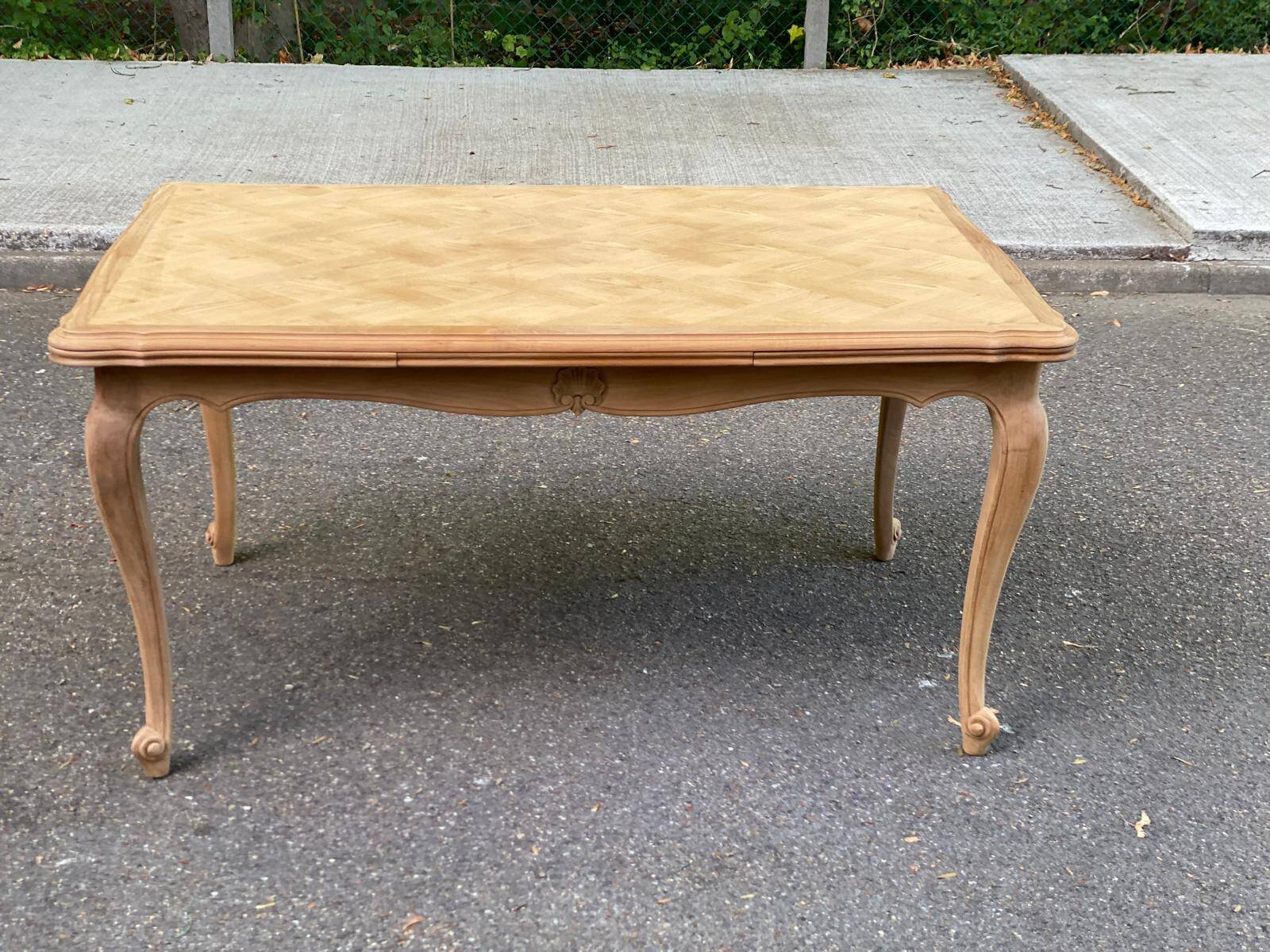 Table à manger Louis XV extensible rénovée en bois brut