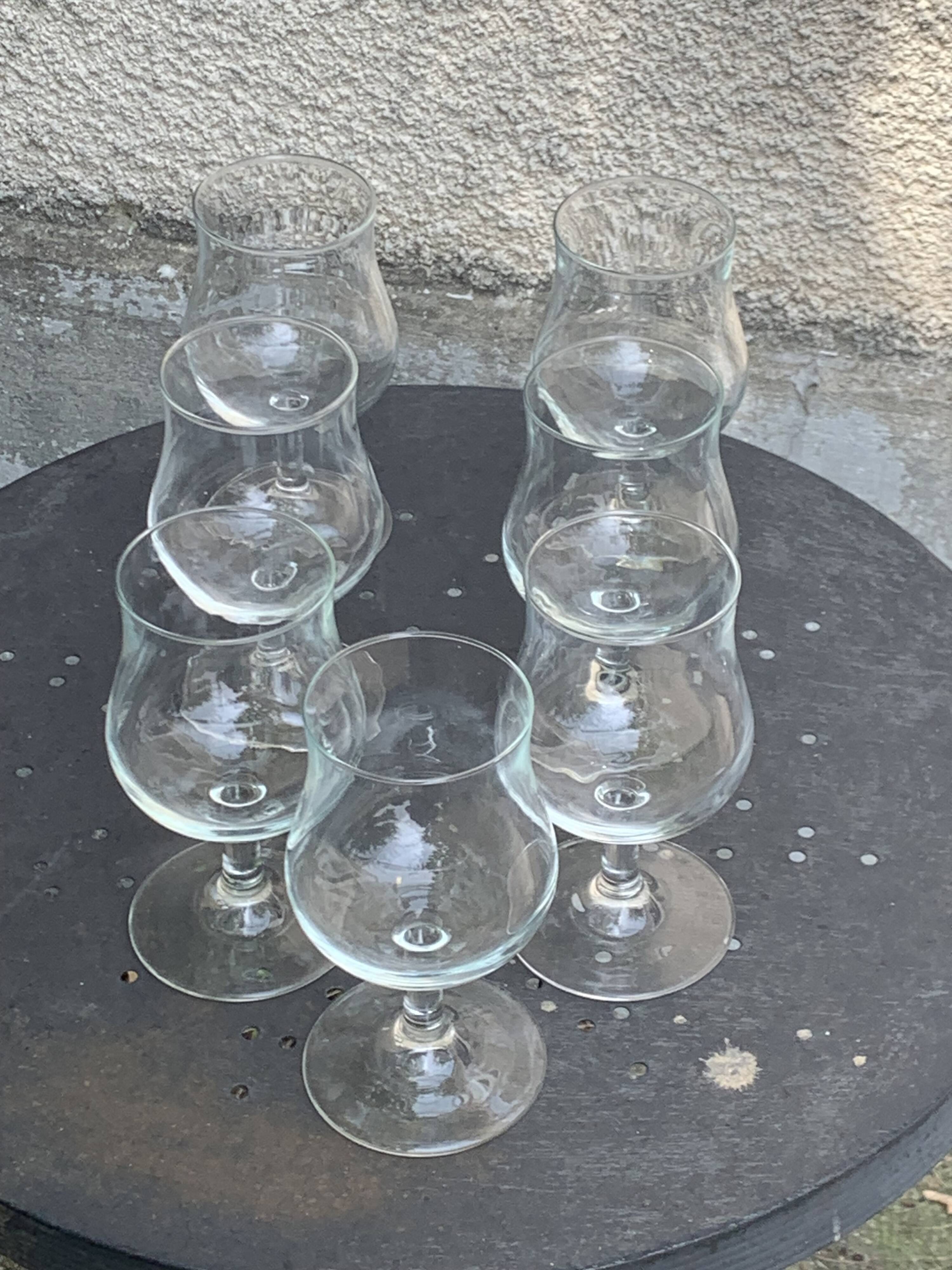 Set of 7 large Luminarc France wine glasses in transparent glass on a stem