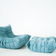 Ensemble de fauteuil et pouf Togo en velours côtelé bleu clair.