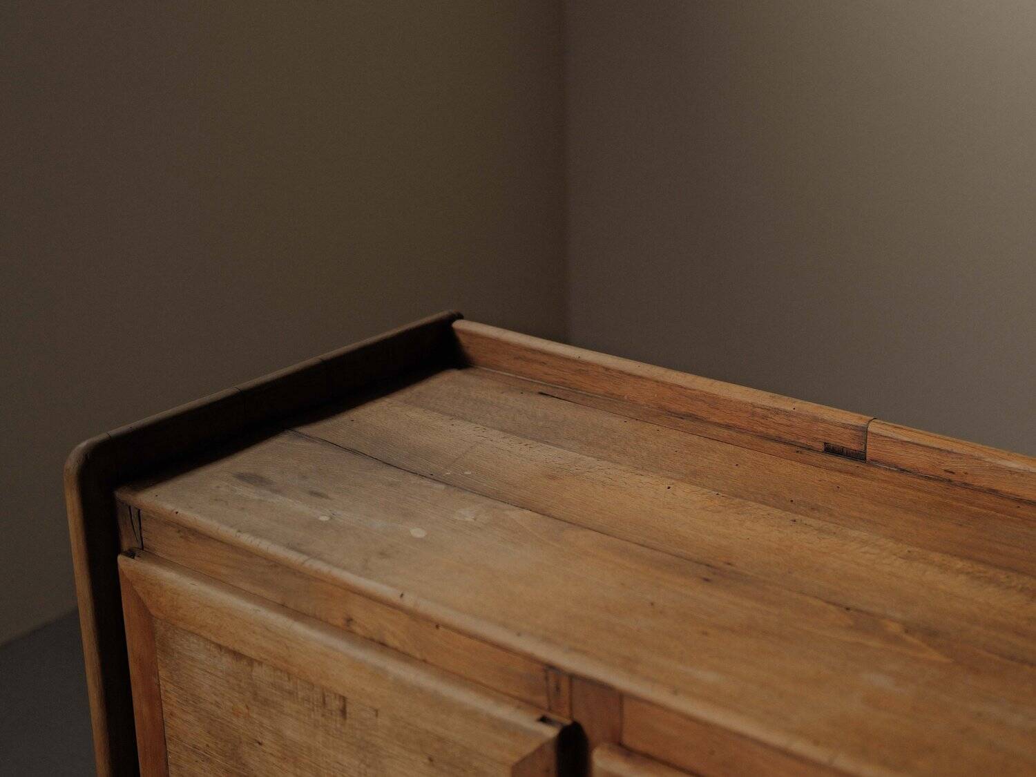 Meuble d’atelier en pin – Travail français des années 1970