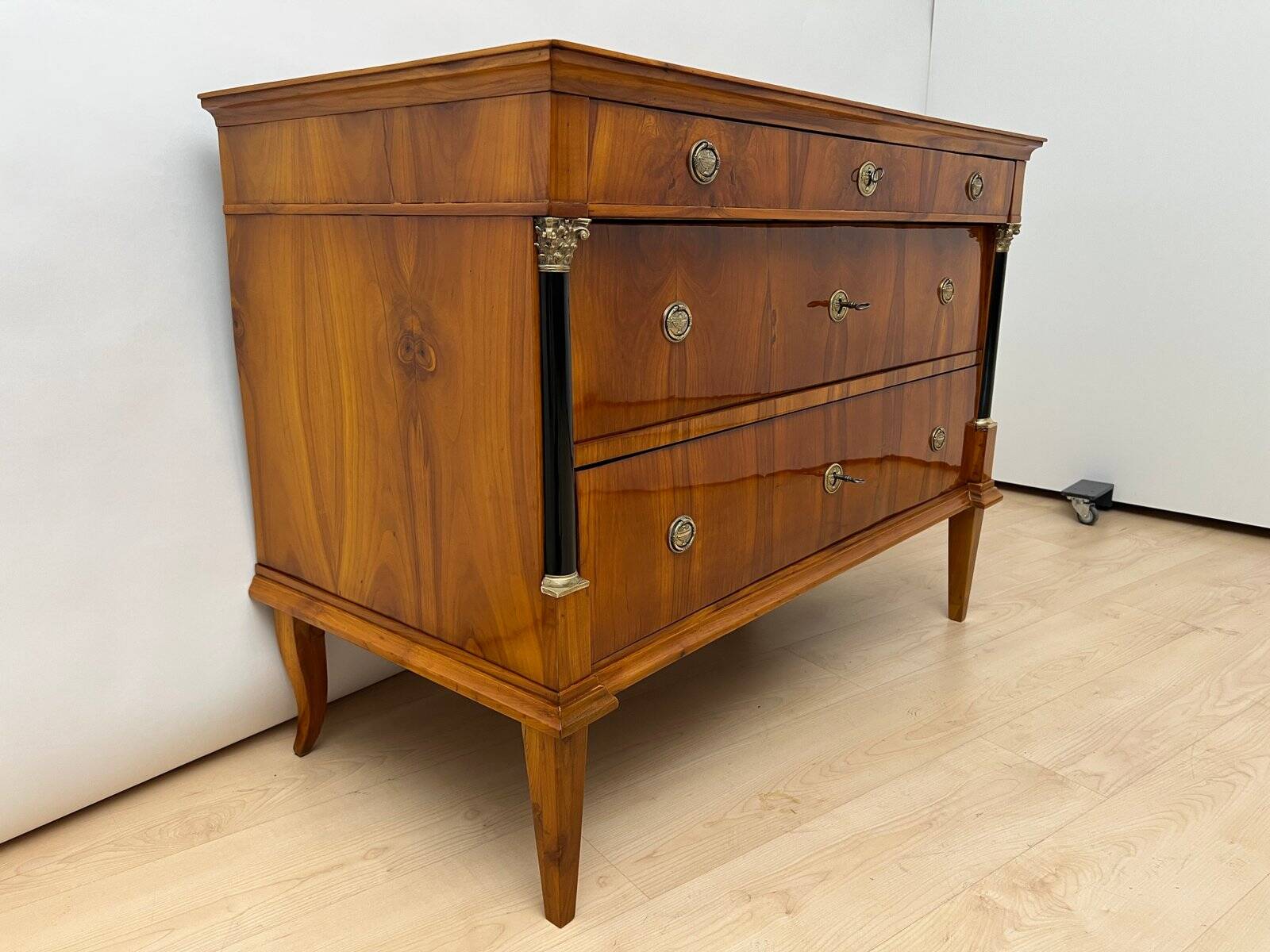 Biedermeier Commode in Cherry Veneer and Brass, Germany, 1820s
