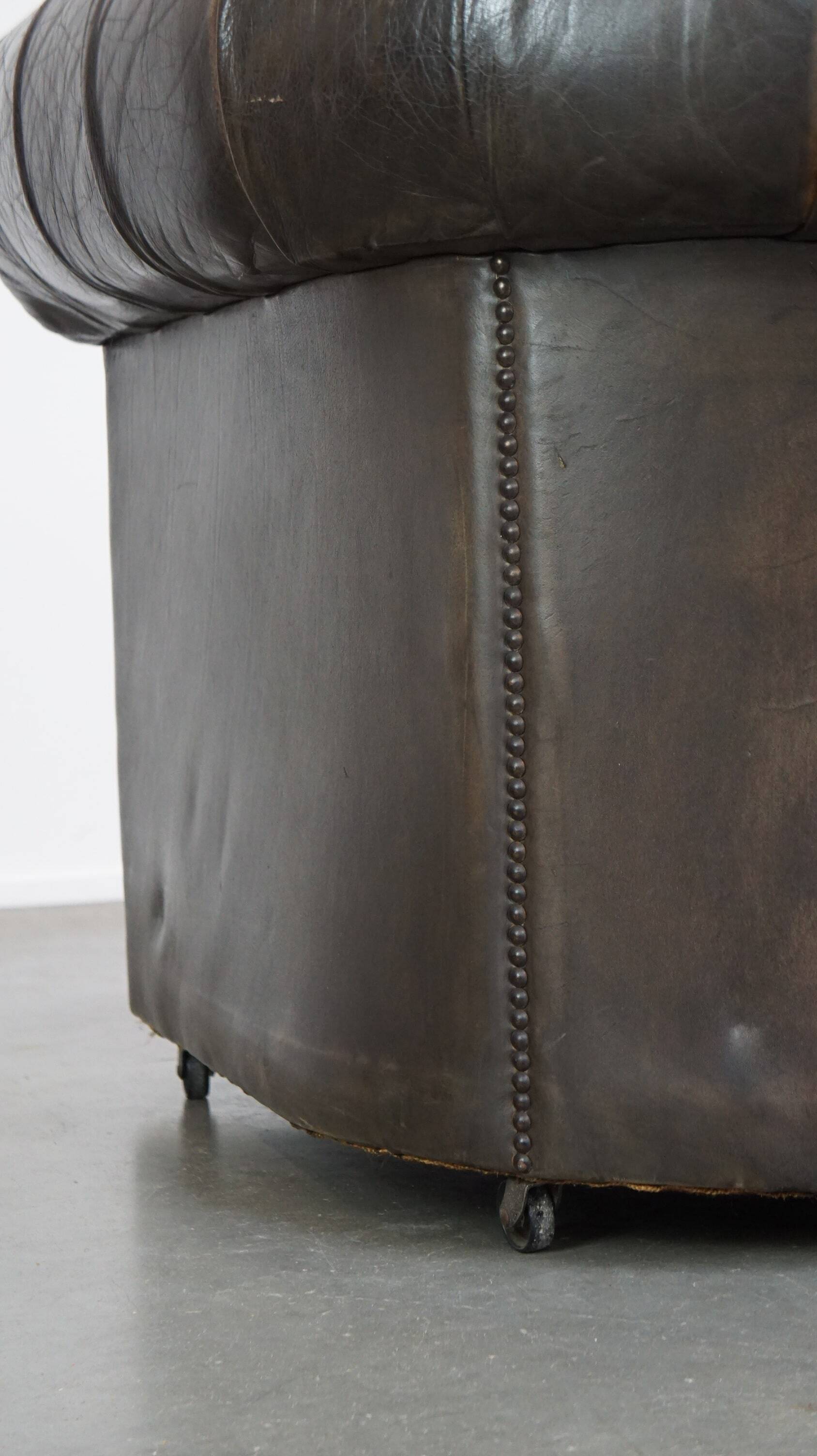 Ancien canapé chesterfield 3 places en cuir de vachette marron foncé