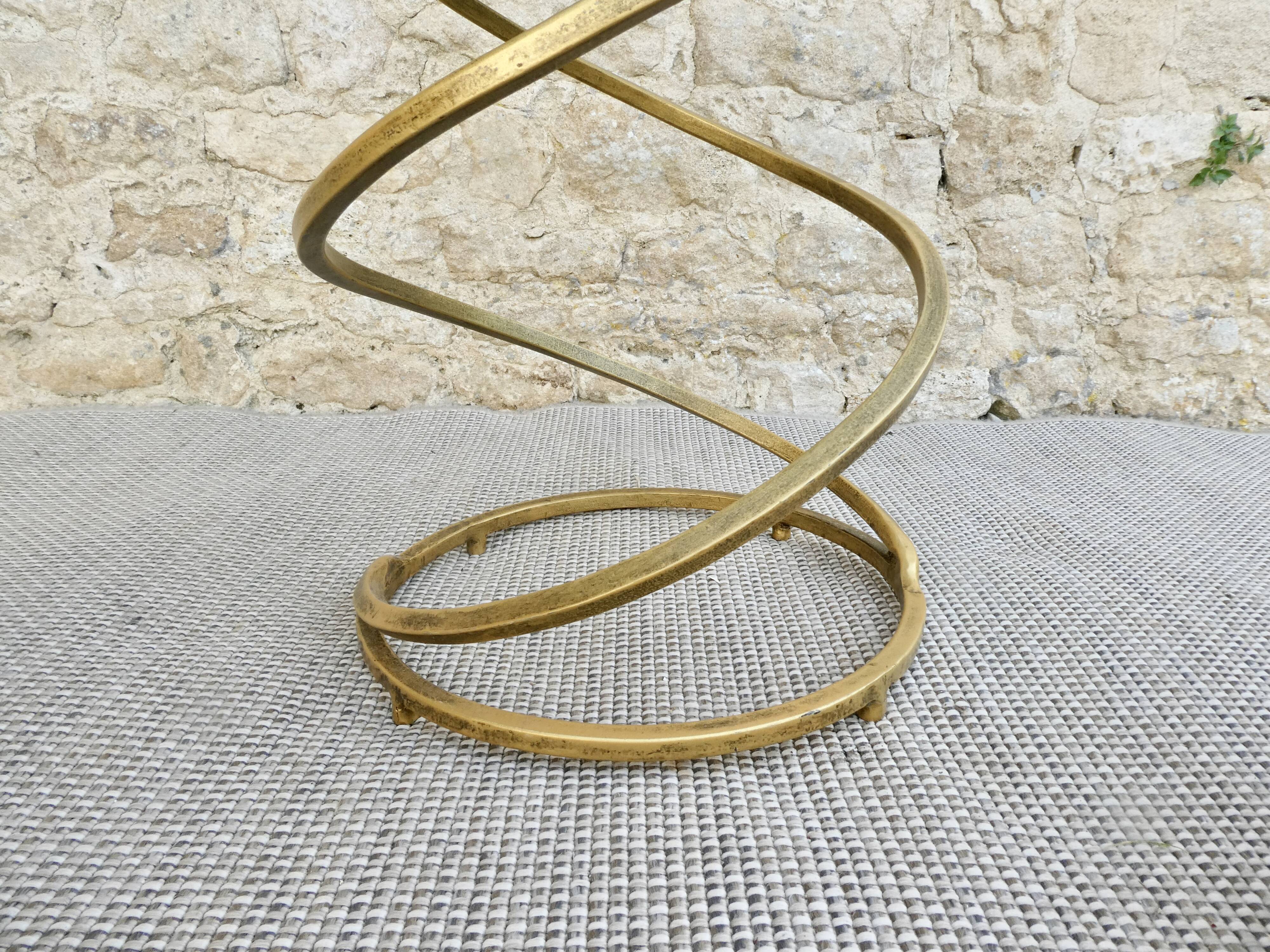 Spring-shaped end table in gold metal