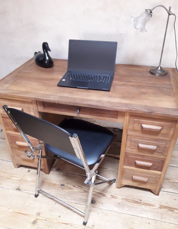 Minister's desk in walnut with drawers
