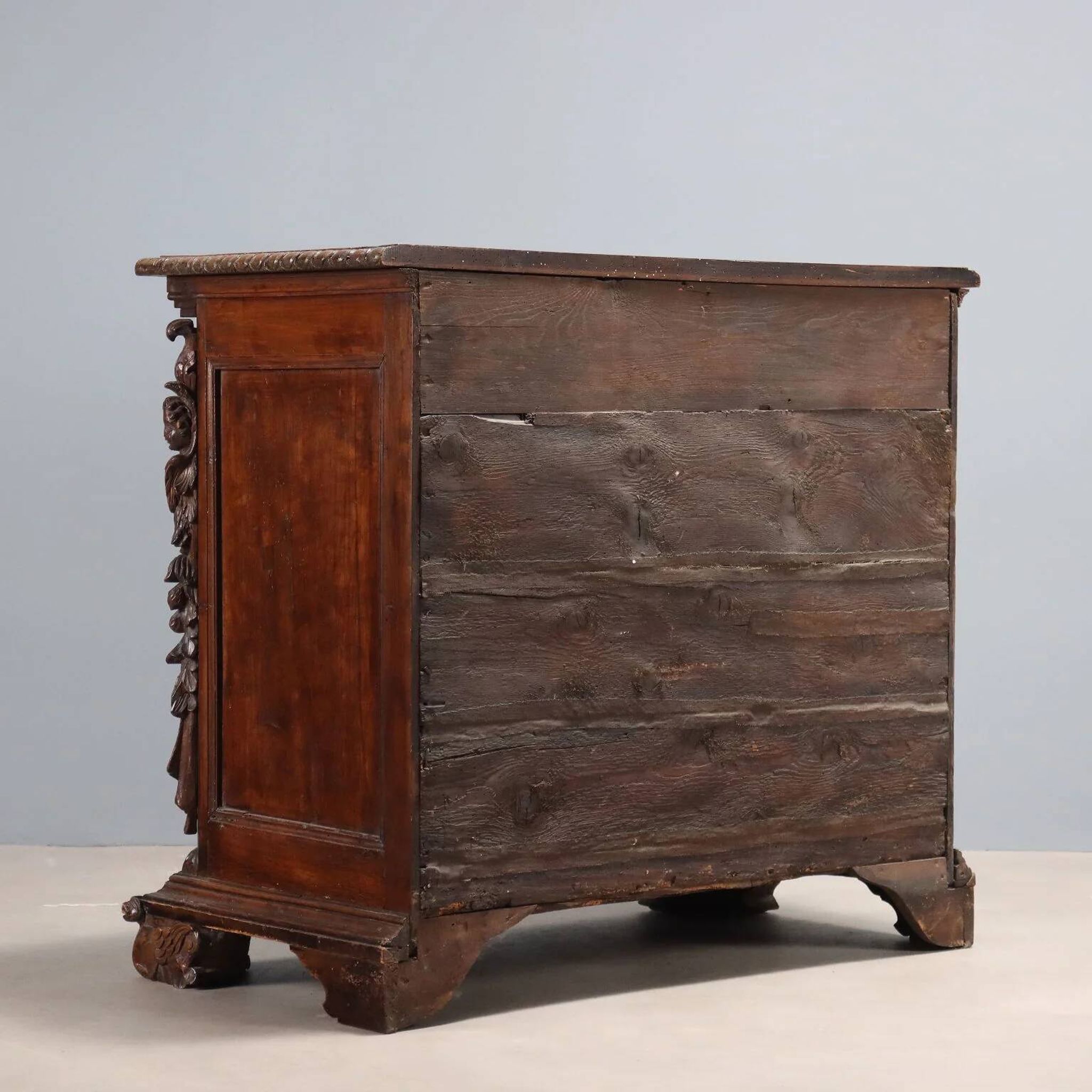 Antique baroque chest of drawers in walnut and poplar, 18th century.