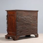 Antique baroque chest of drawers in walnut and poplar, 18th century.