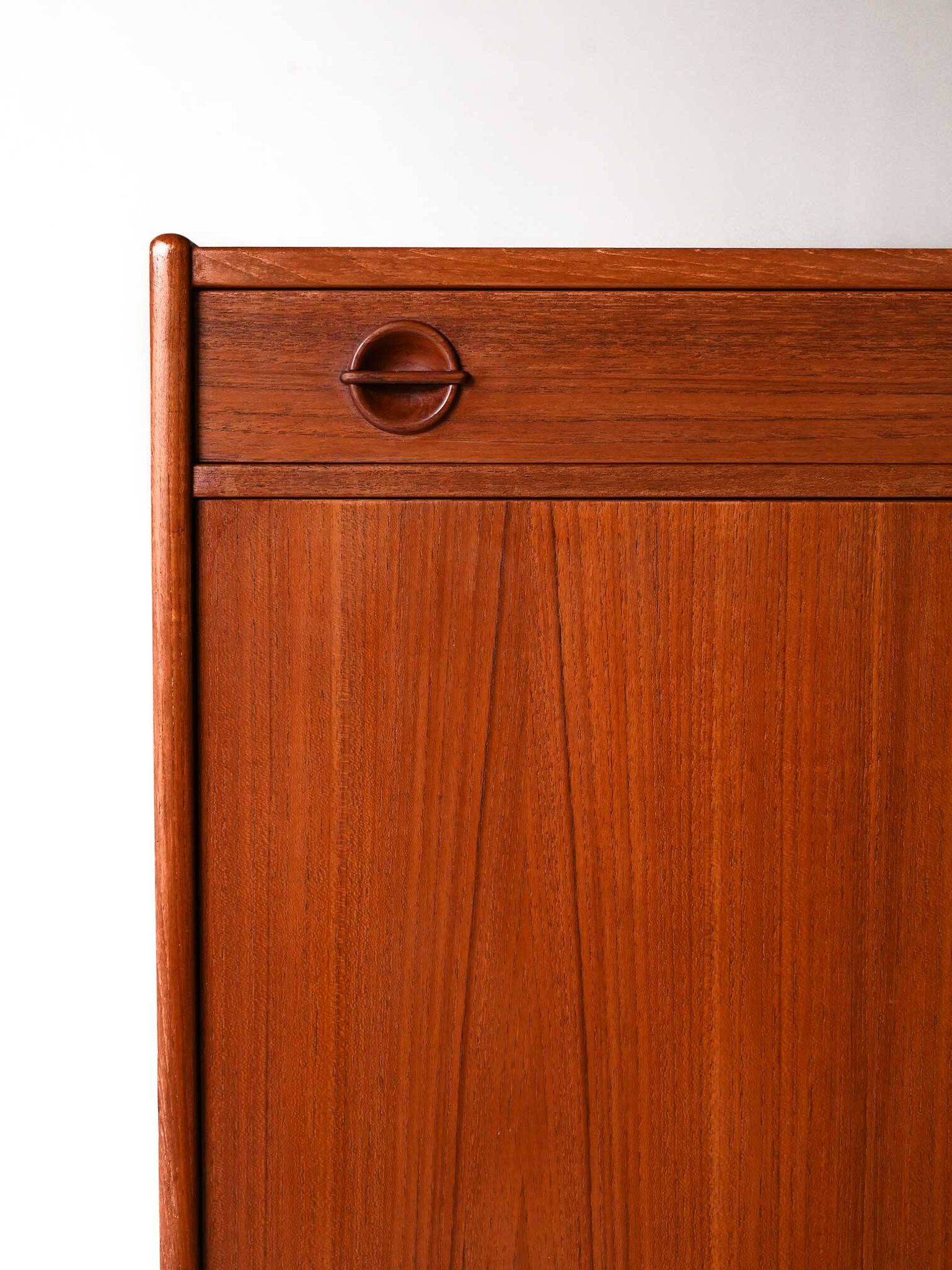 Buffet scandinave avec portes battantes