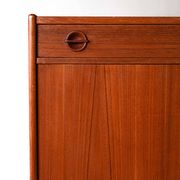 Buffet scandinave avec portes battantes