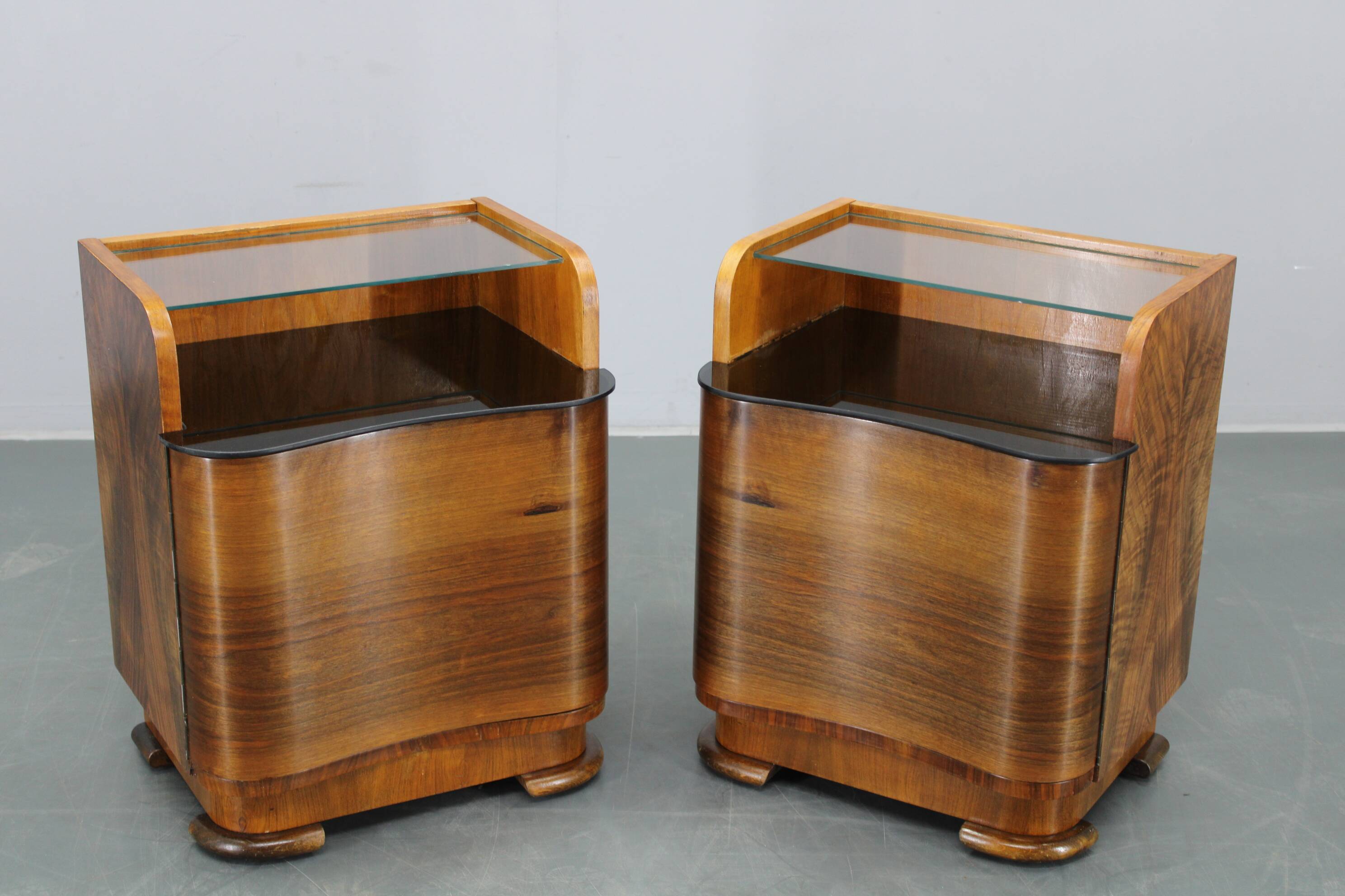 Paire de tables de chevet en noyer, Tchécoslovaquie années 1940