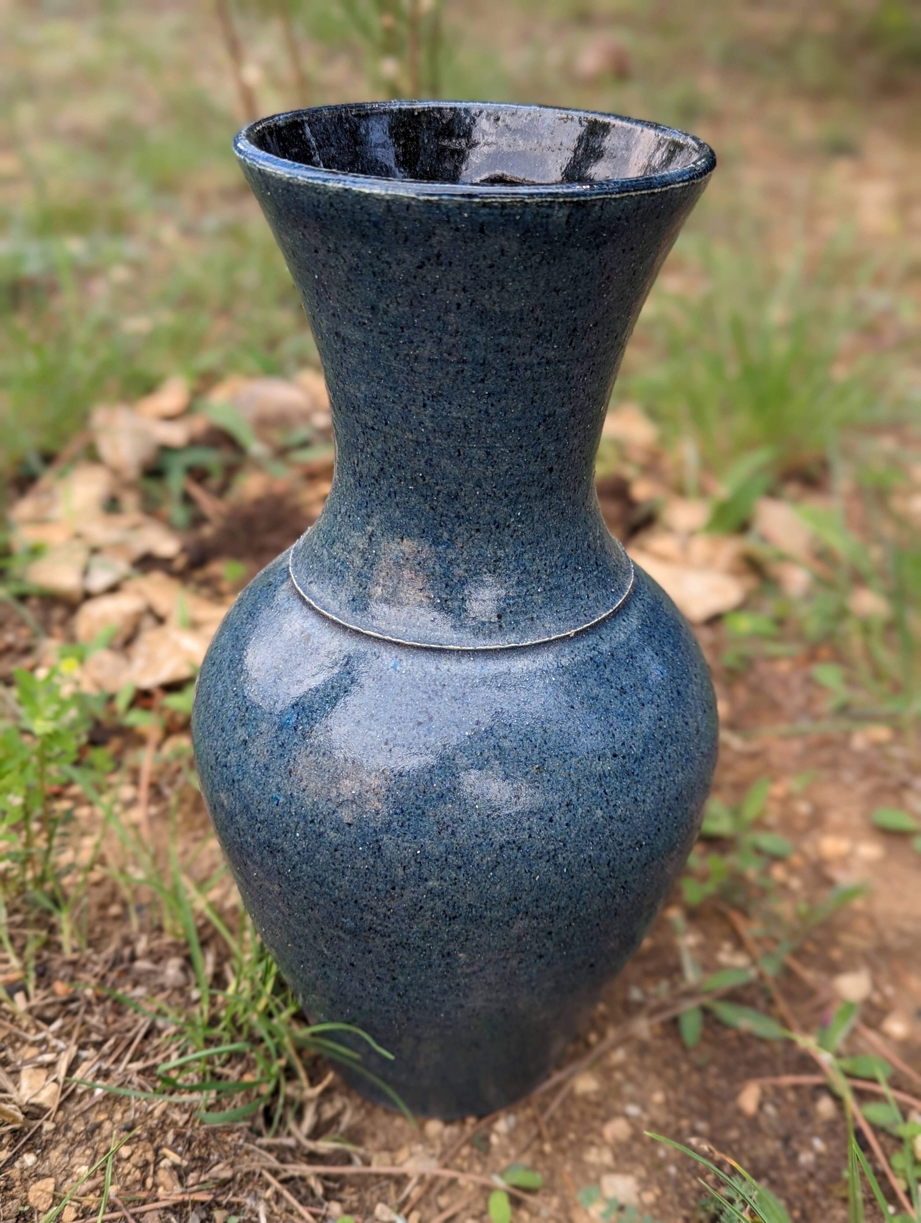 Accolay, ceramic vase