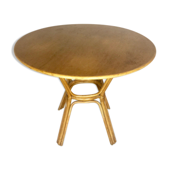 Wooden table and round rattan