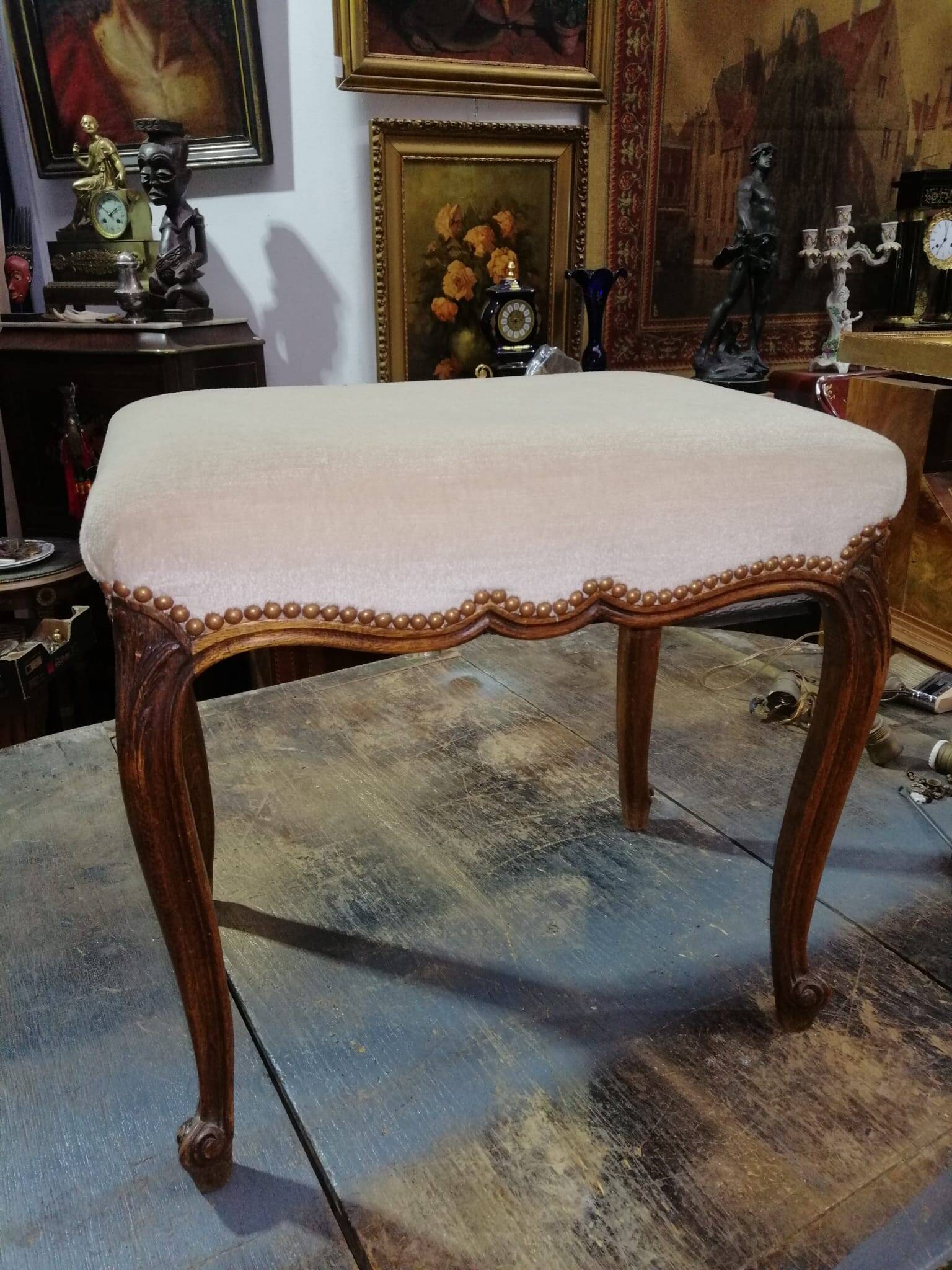 Small Louis XV style bench with curved cabriole legs.