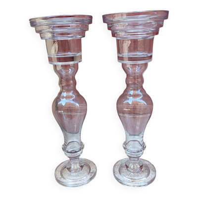 Paire de grands bougeoirs en verre