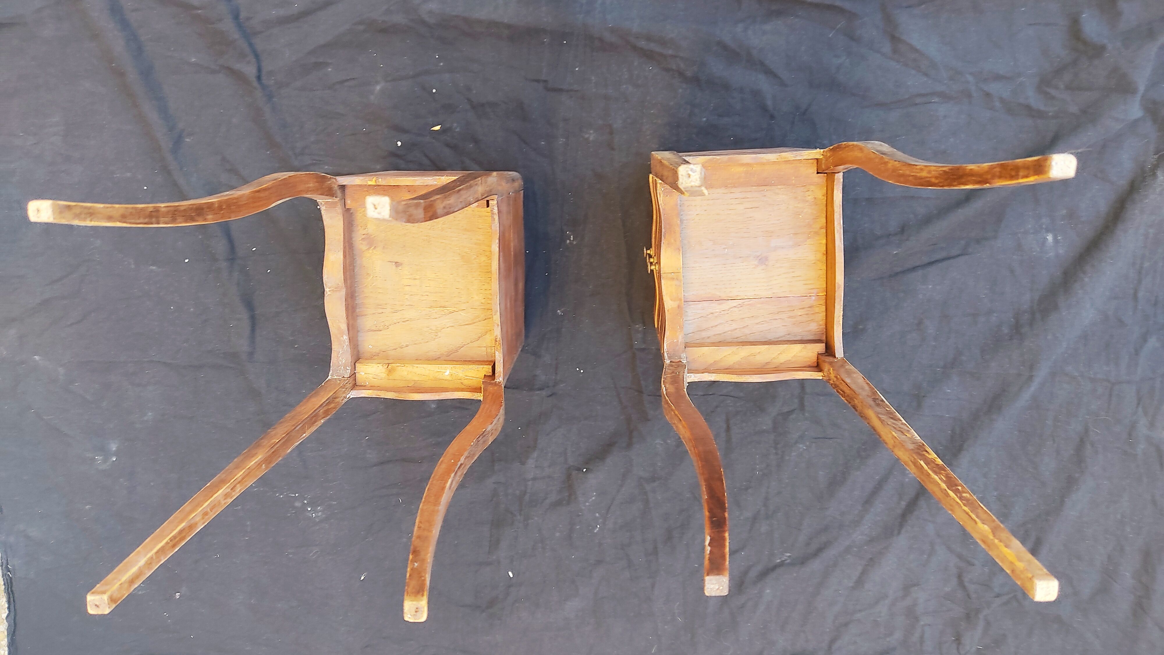 Tables de chevet en bois de noyer style Louis XV