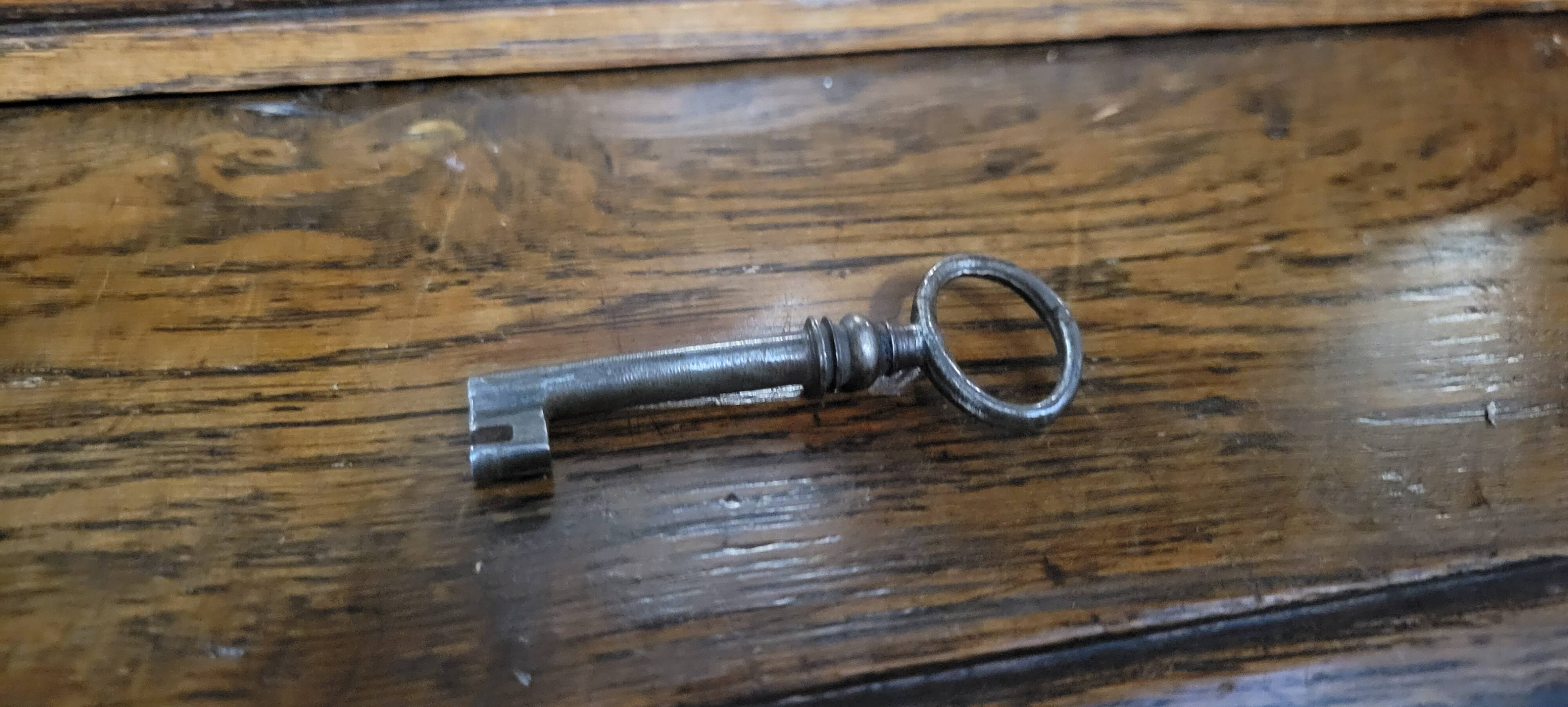 Buffet deux-corps style Renaissance Italienne en chene massif