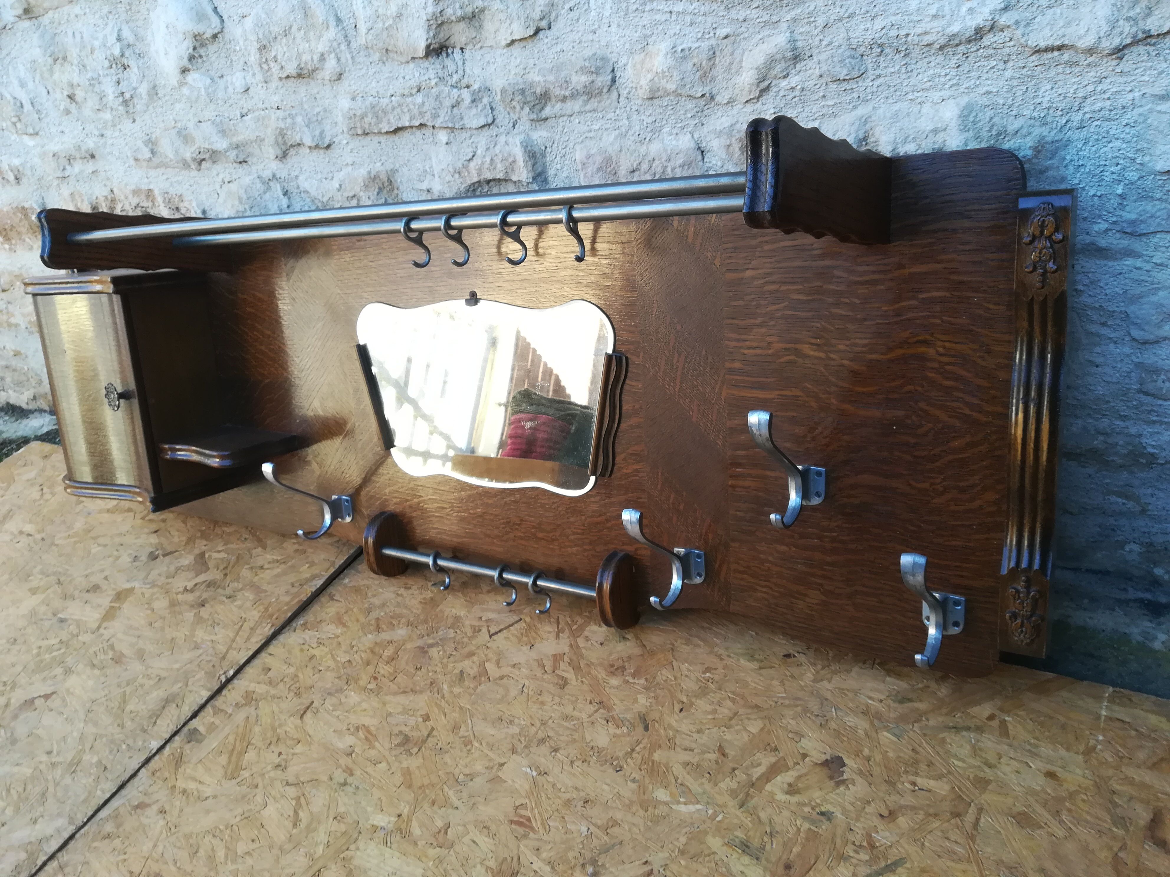 Patère wall-coated coat