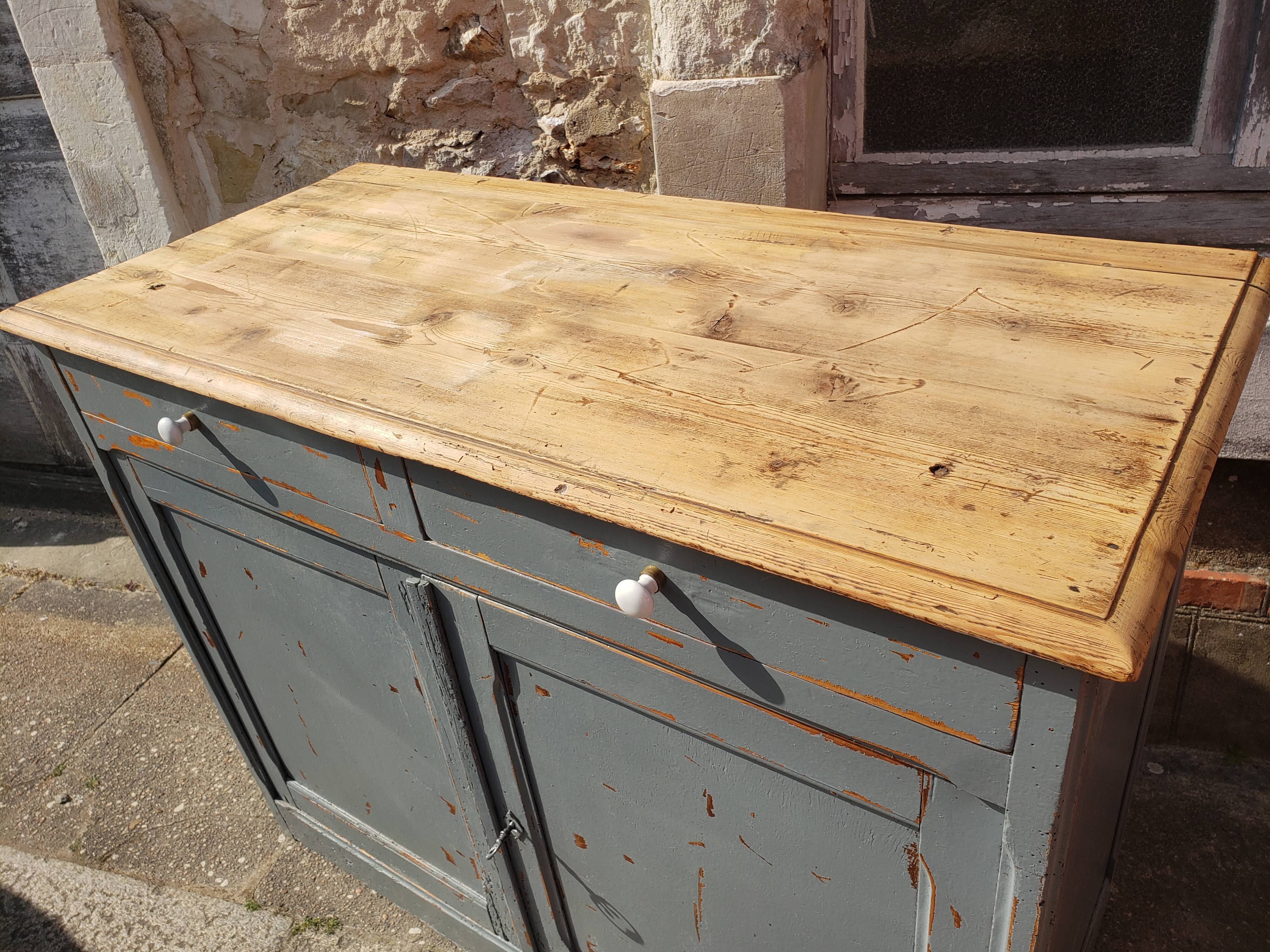 Slate and raw Parisian buffet