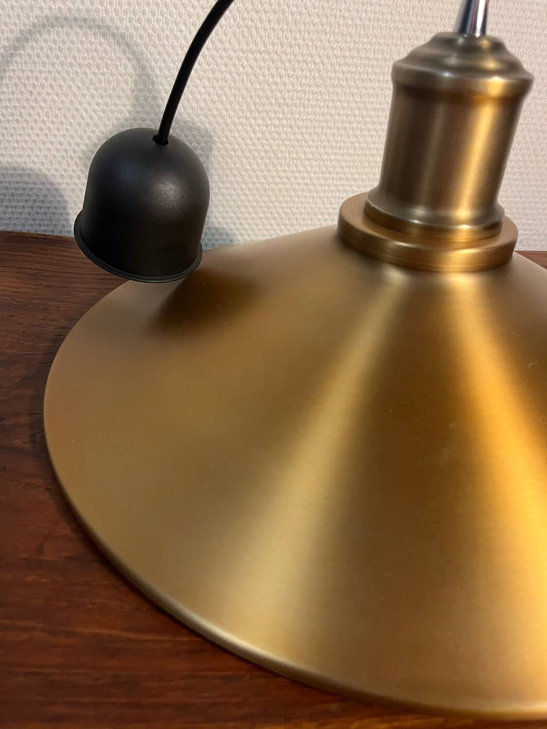 Suspension in gold aluminum metal