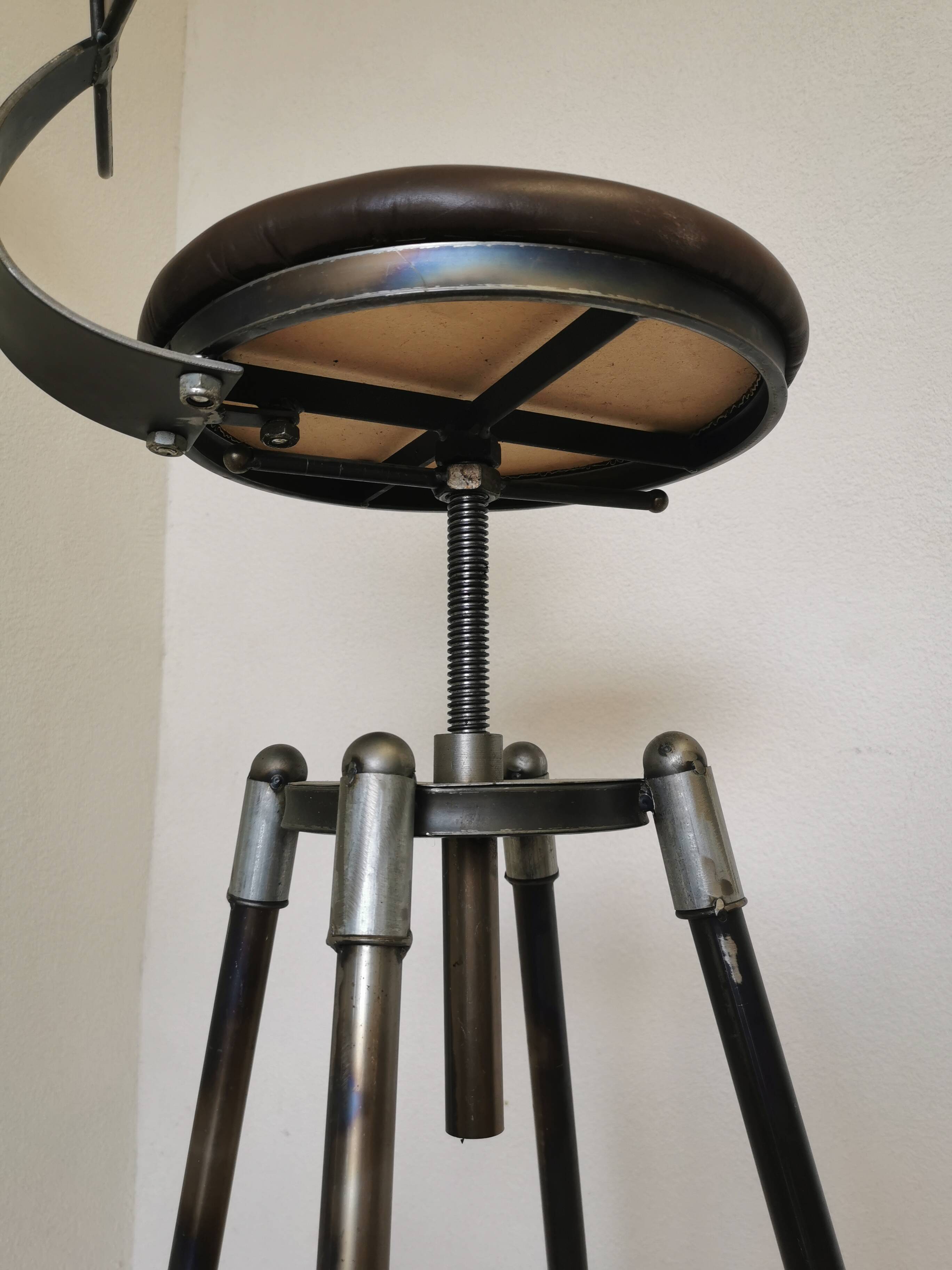 Chaise de bar vintage en métal faite à la main : siège pivotant en cuir à hauteur réglable