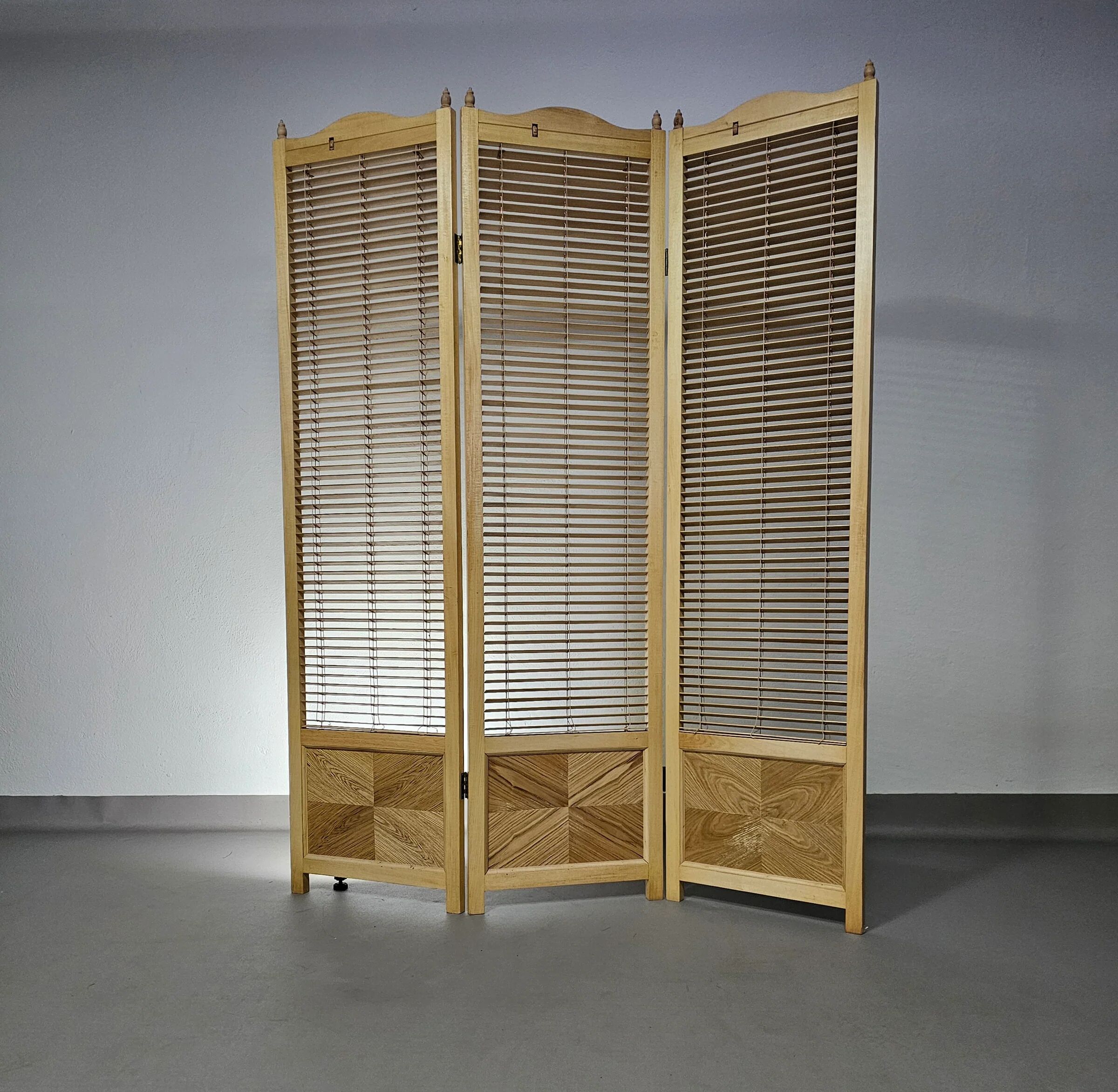 Room divider, French blonde beech louvered screen, 1960s, width 155 cm, height 185 cm
