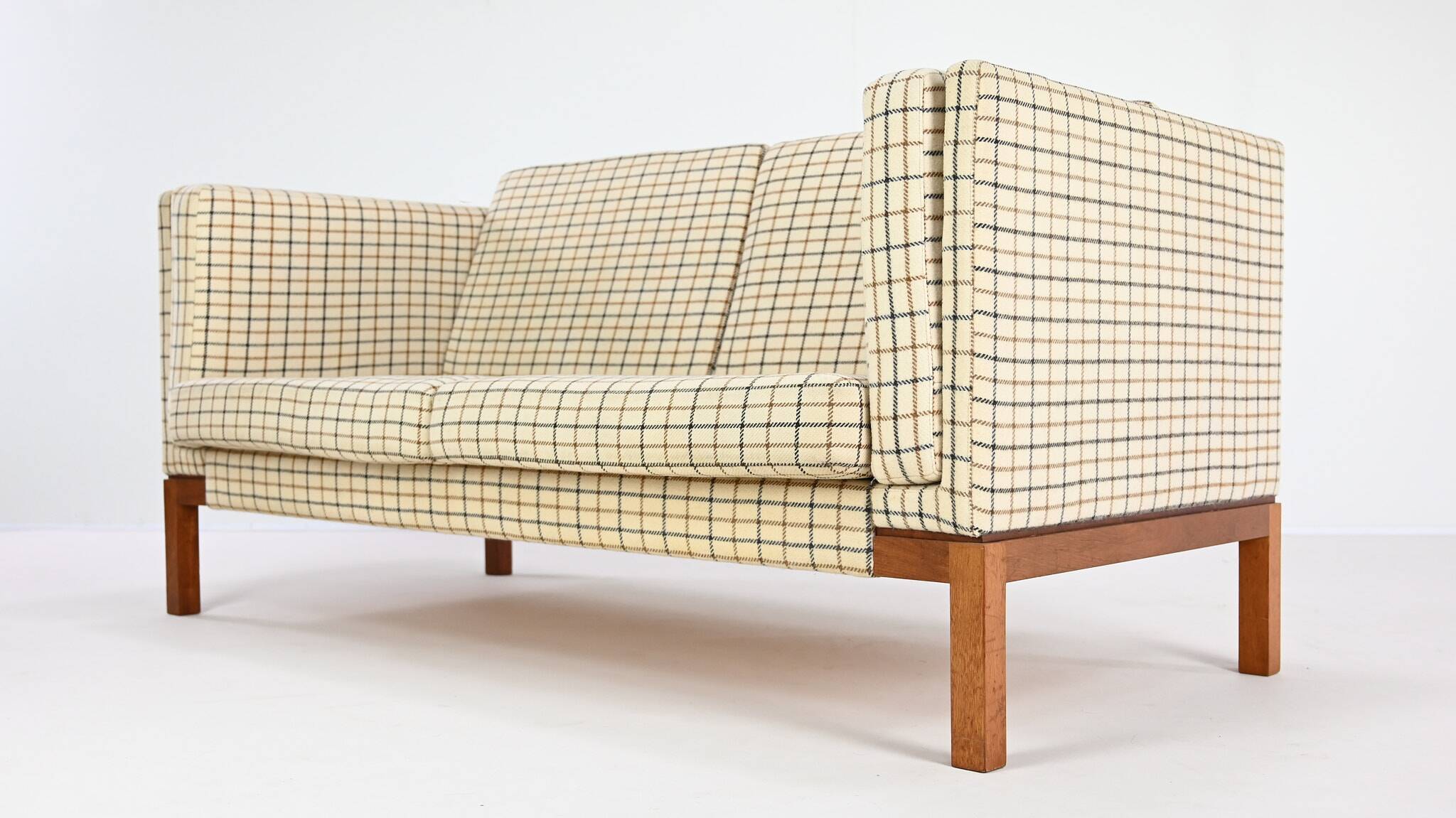 Canapé Vintage, En Laine Et Teck. Danemark, C.1960