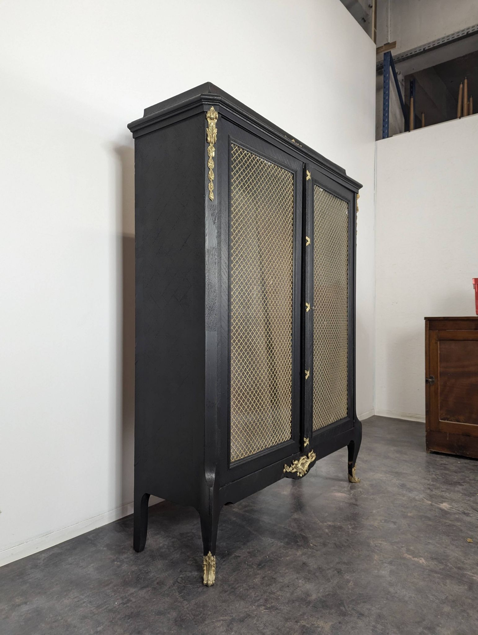 Bibliothèque vitrée en bois noirci époque Napoléon III