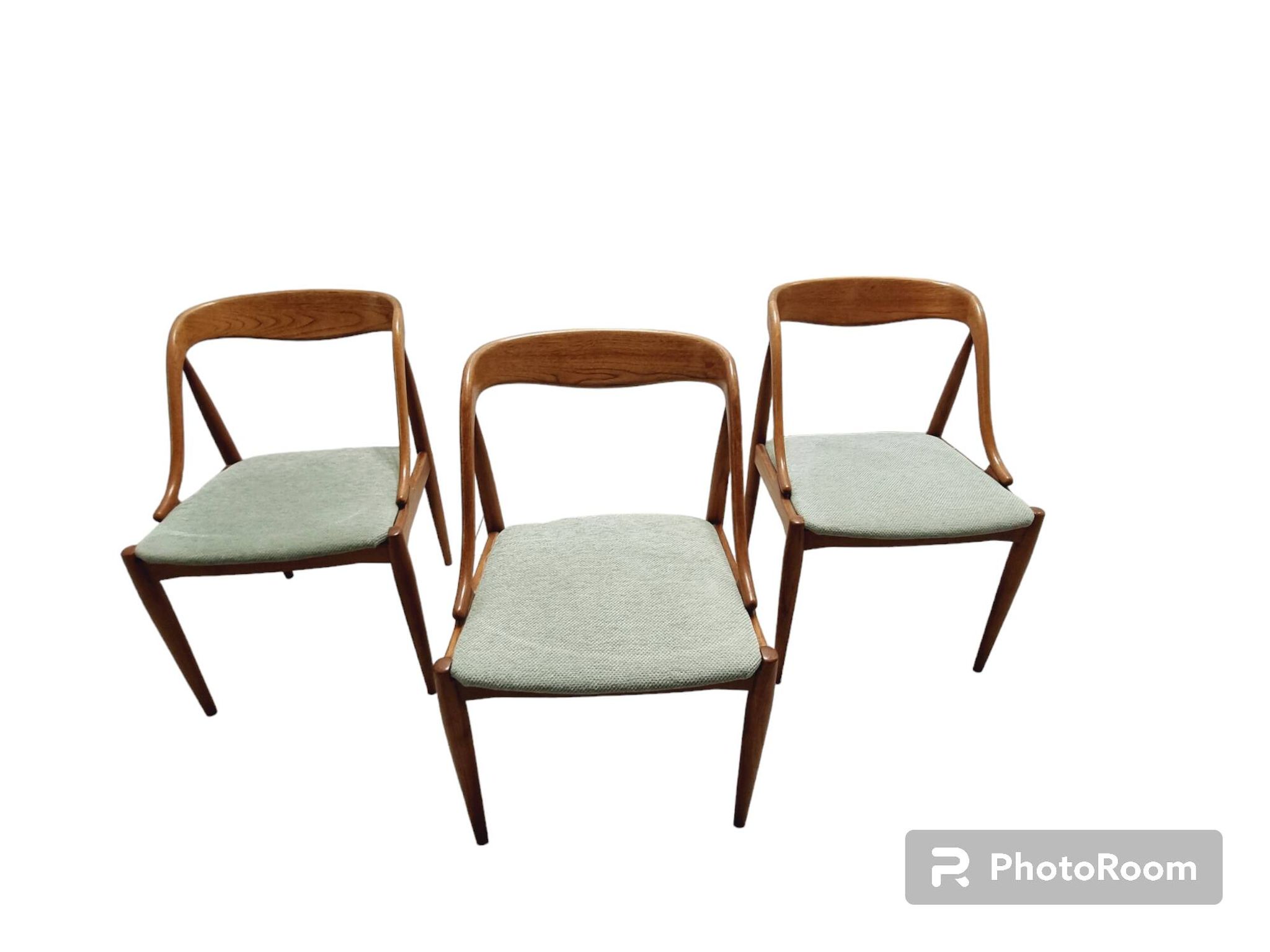 ENSEMBLE DE 6 JOHANNES ANDERSEN NO. 16 CHAISES À MANGER EN TECK ET VELOURS