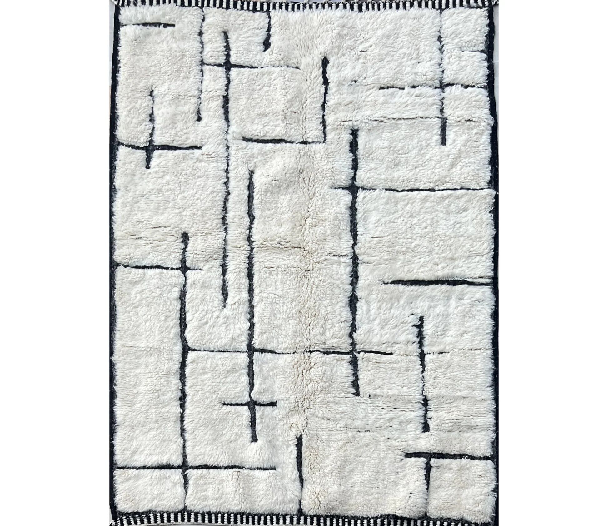 Asilah – Black and white Berber rug