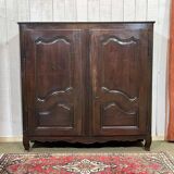 Armoire basse de style Louis XV en noyer 19ème