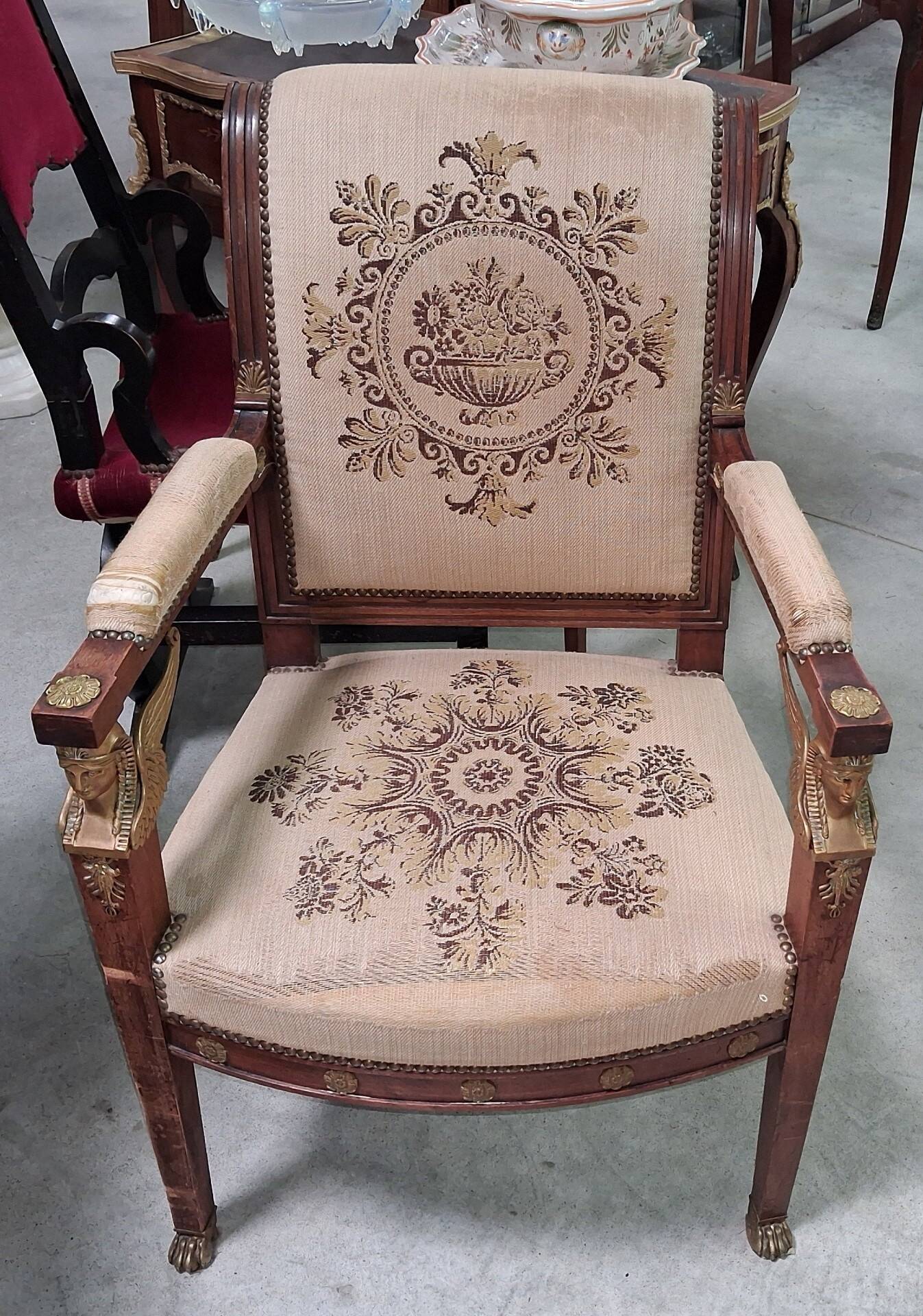 Fauteuil époque Empire en acajou à têtes d'égyptiennes, début XIXe siècle
