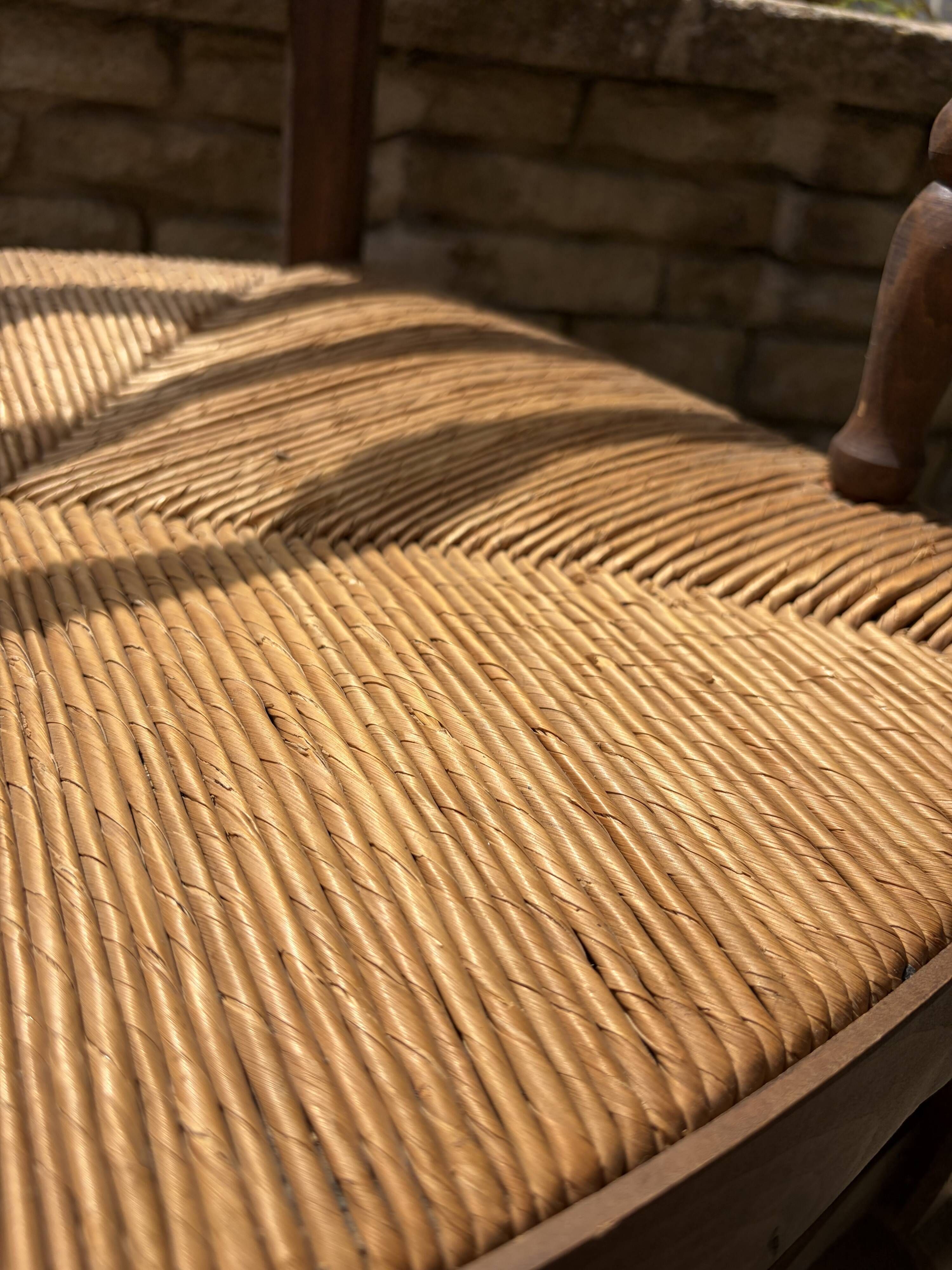 Antique Provençal armchair in wood with a straw seat.