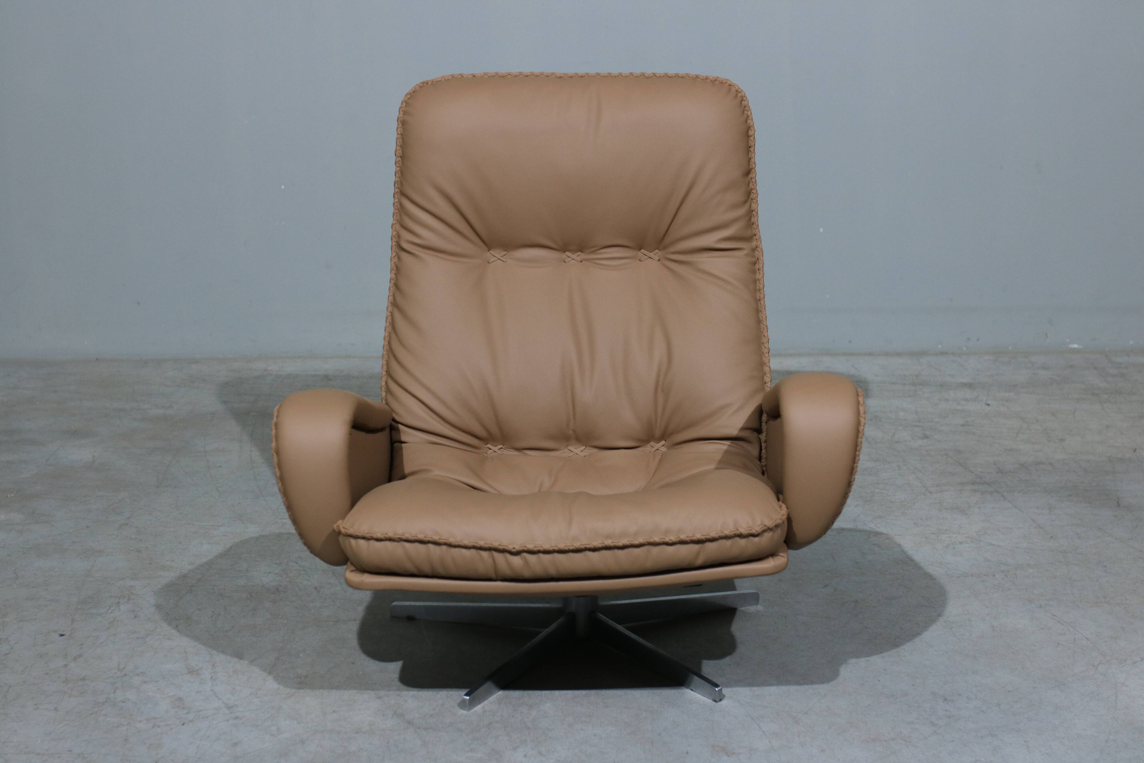 Fauteuil + repose-pieds en cuir de De Sede des années 70