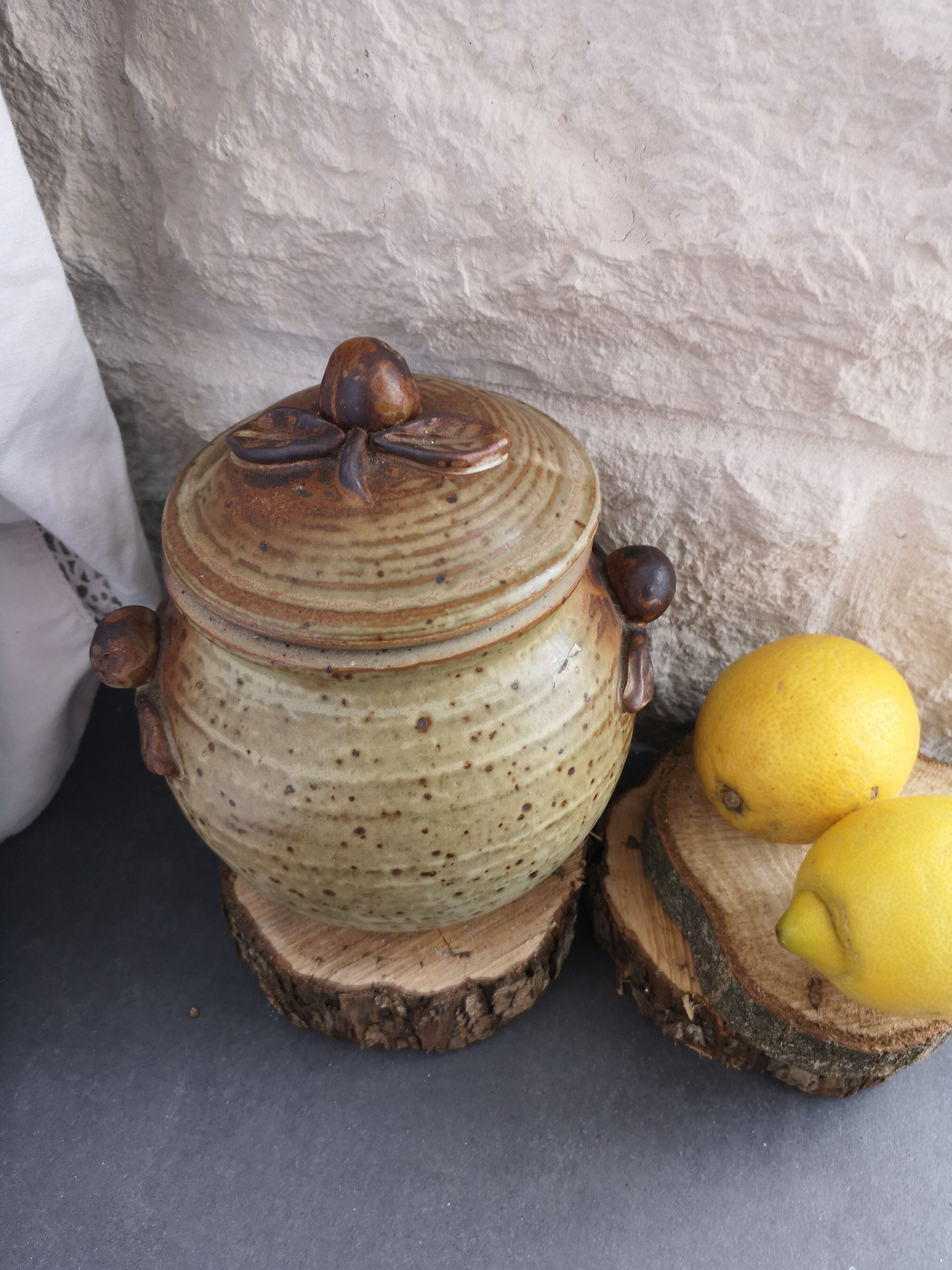 Olive pot in sandstone