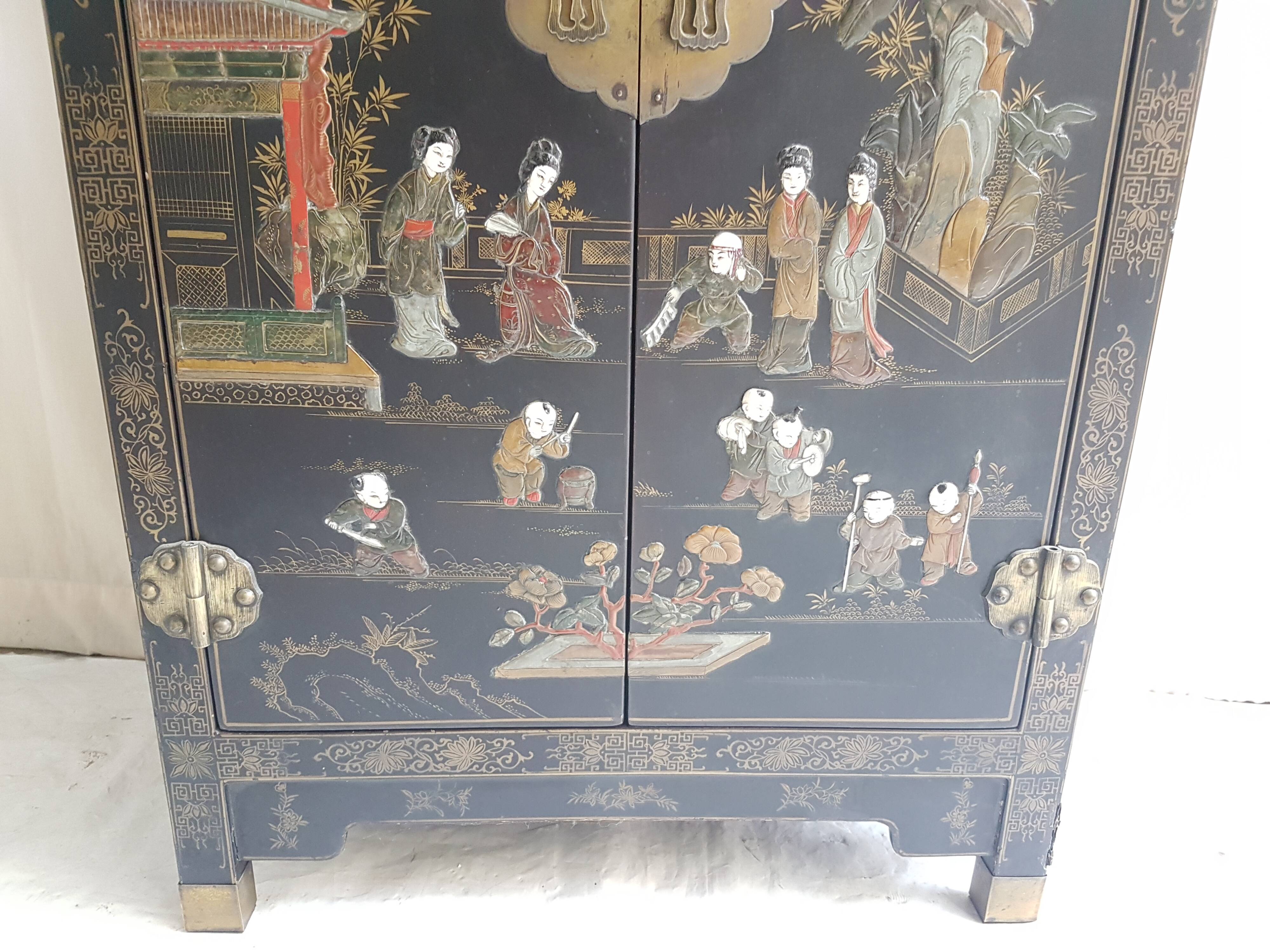 Chinese Bahut in 2-door laque